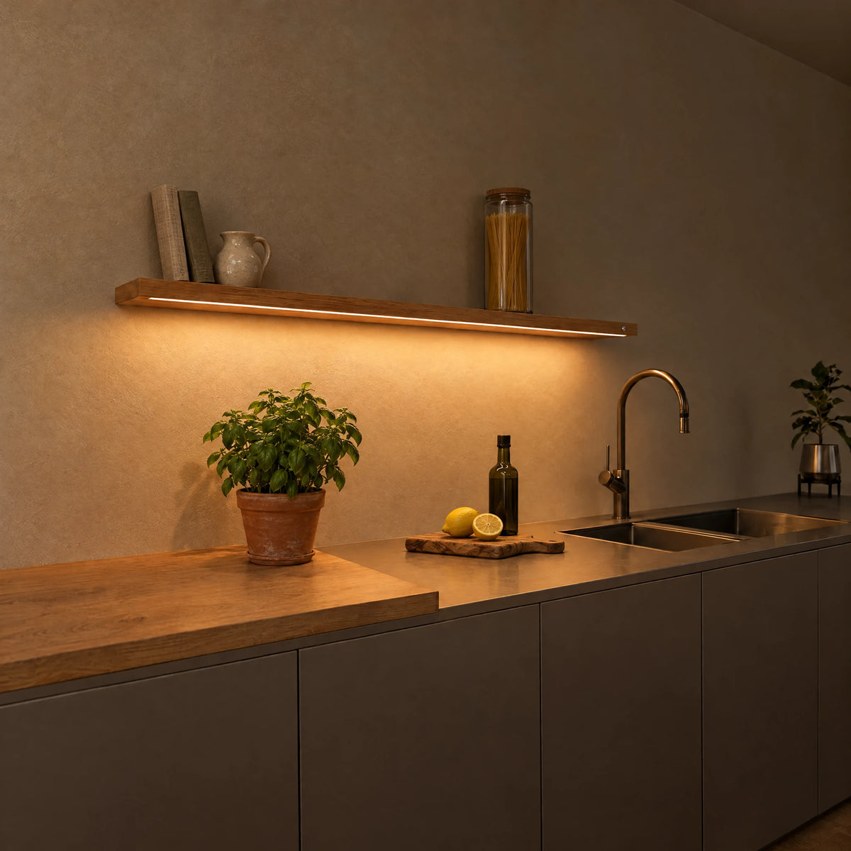 Levia Wandboard aus Eiche mit LED-Licht in der Küche am Abend