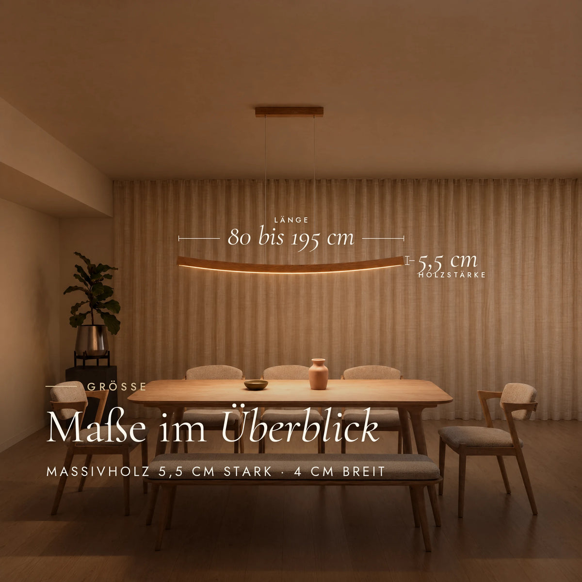 Maße der Pendelleuchte Cuna: Länge 80 bis 195 cm, Holzstärke 5,5 cm, Breite 4 cm, gezeigt über einem Esstisch