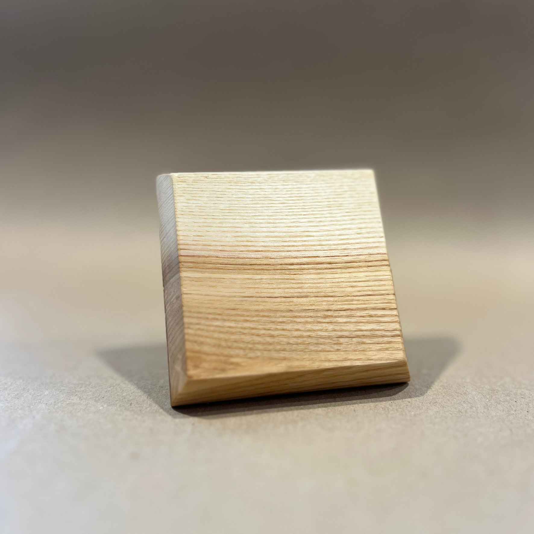 Massivholz Schlüsselhalter Ima: Handgefertigte Präzision für Dein Zuhause, Vollholz Esche.