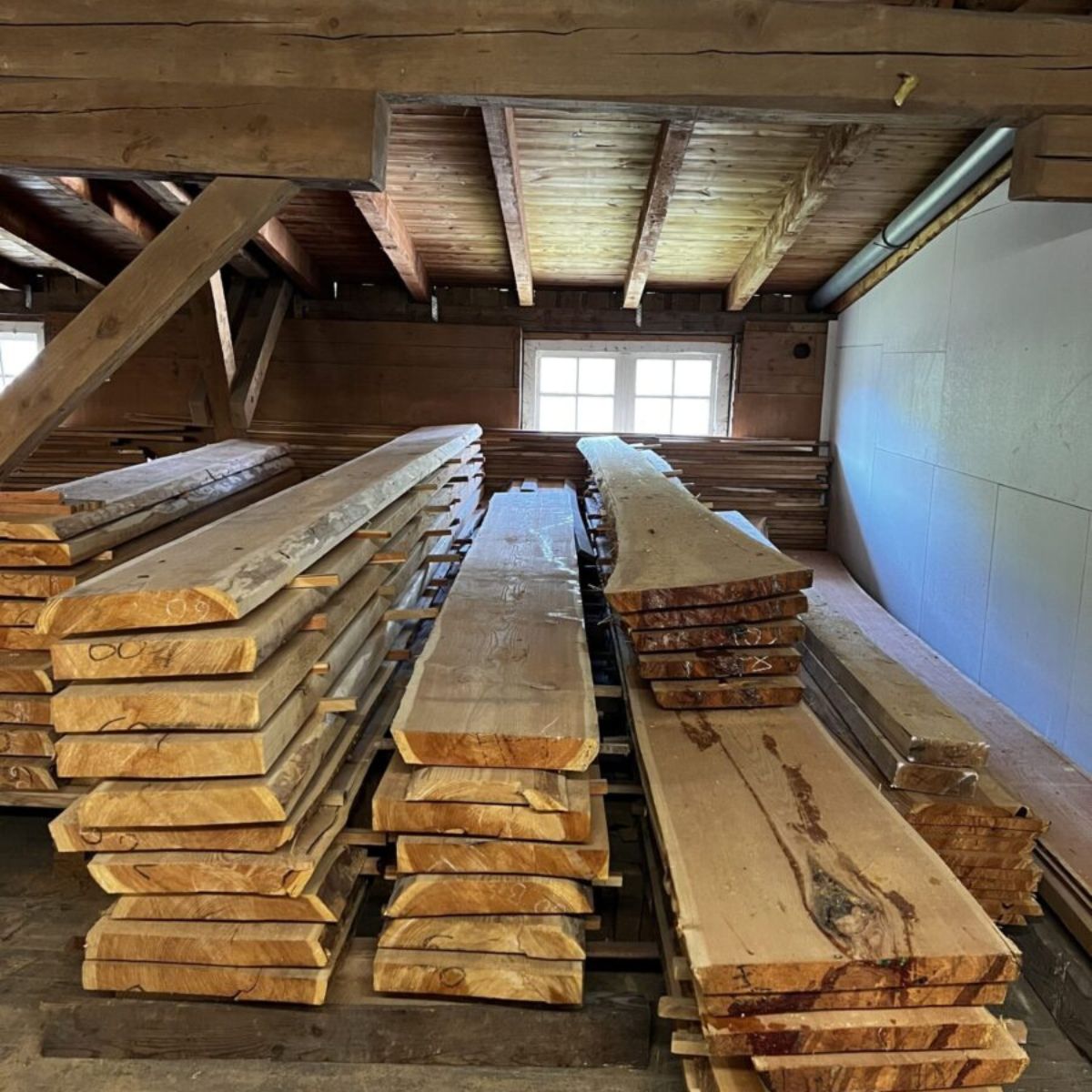 Nachhaltige Massivholztrocknung. Das Massivholz wird über viele Jahre natürlich in unserem Getreidespeicher getrocknet um die perfekte Holzfeuchte für Deine Wohnaccessoires zu haben. 