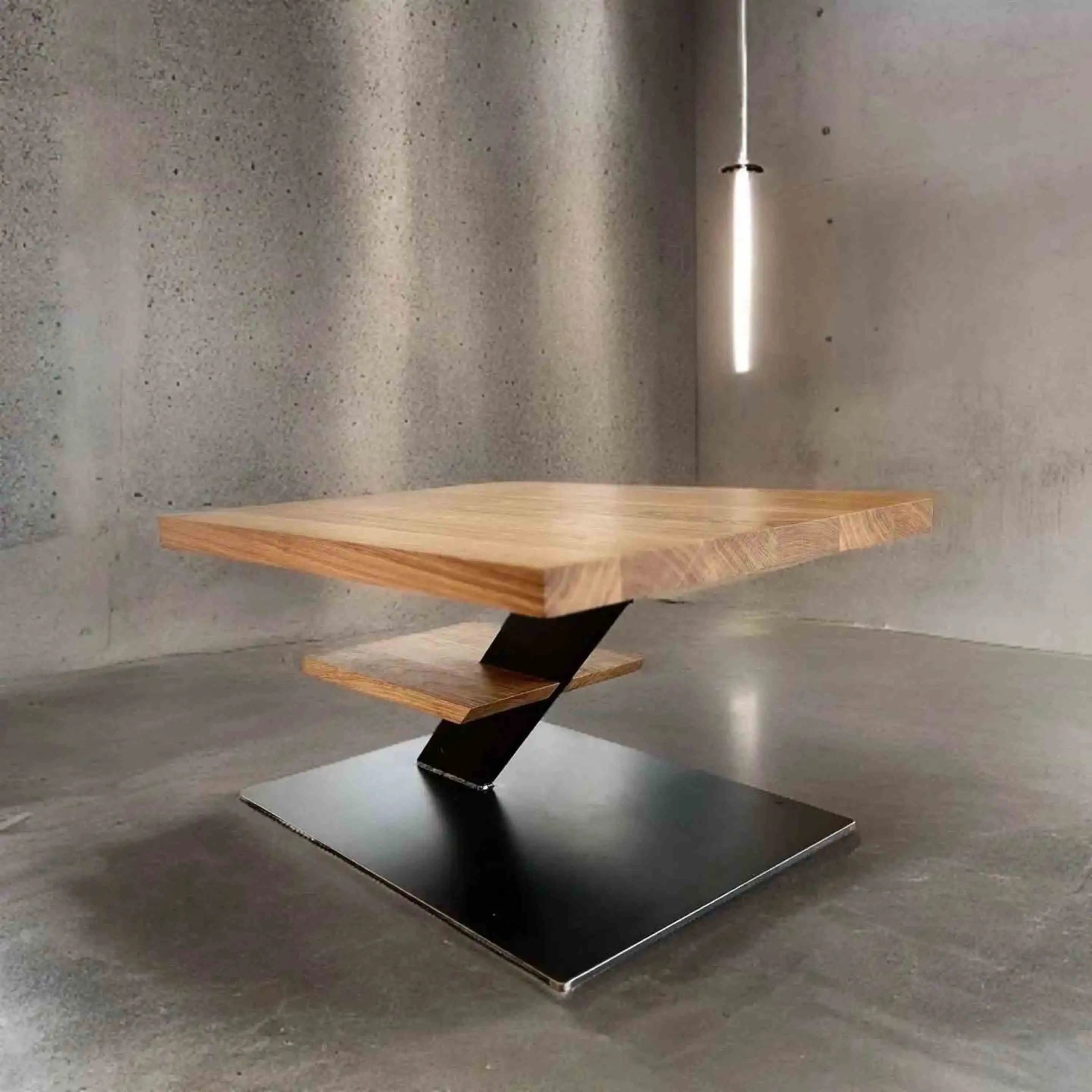 Ein Tisch, der nicht nur dekorativ ist, sondern auch genug Stauraum bietet, um Ordnung zu halten.