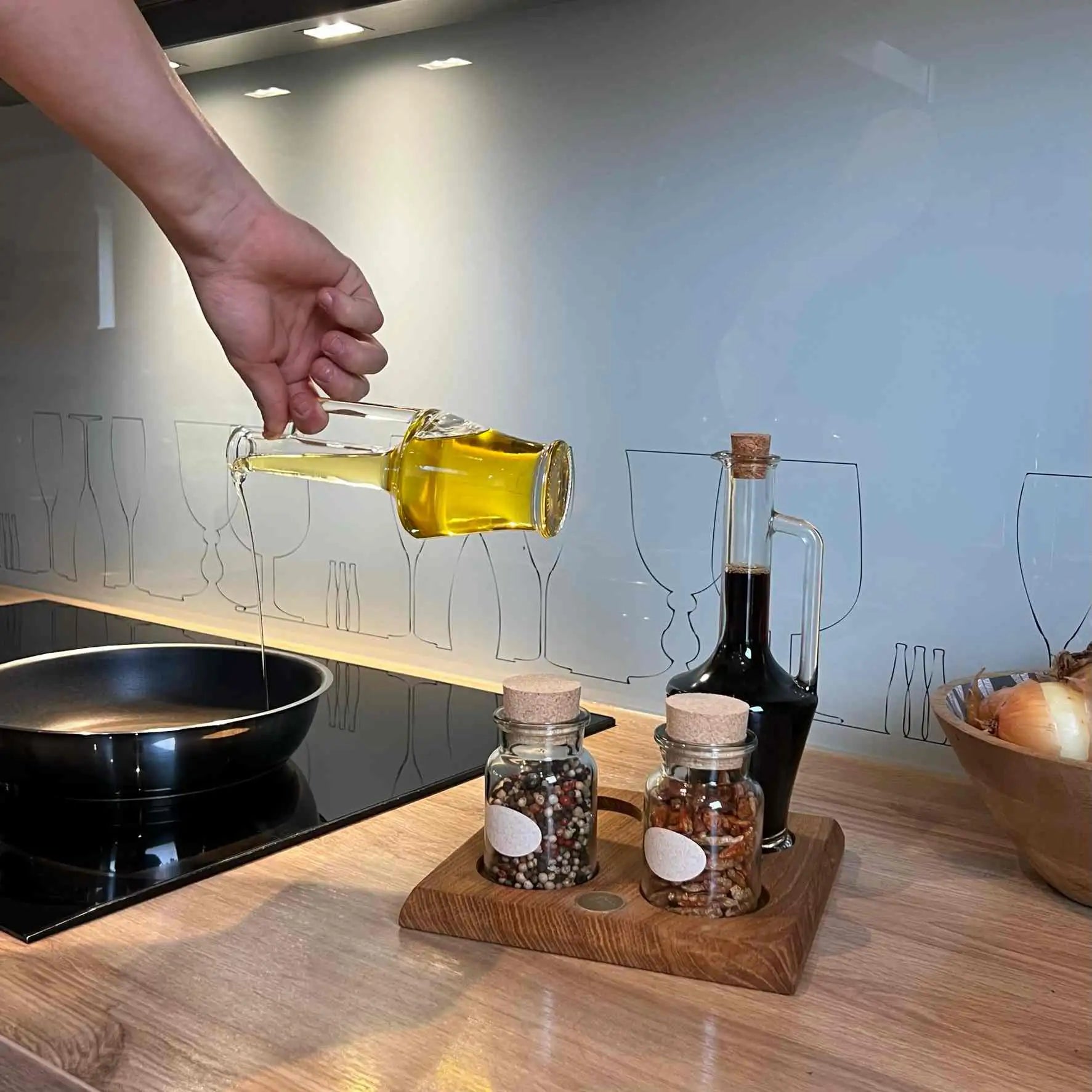 Hol dir mit unserem Essig & Öl Set handgefertigte Meisterwerke für deine Küche nach Hause.