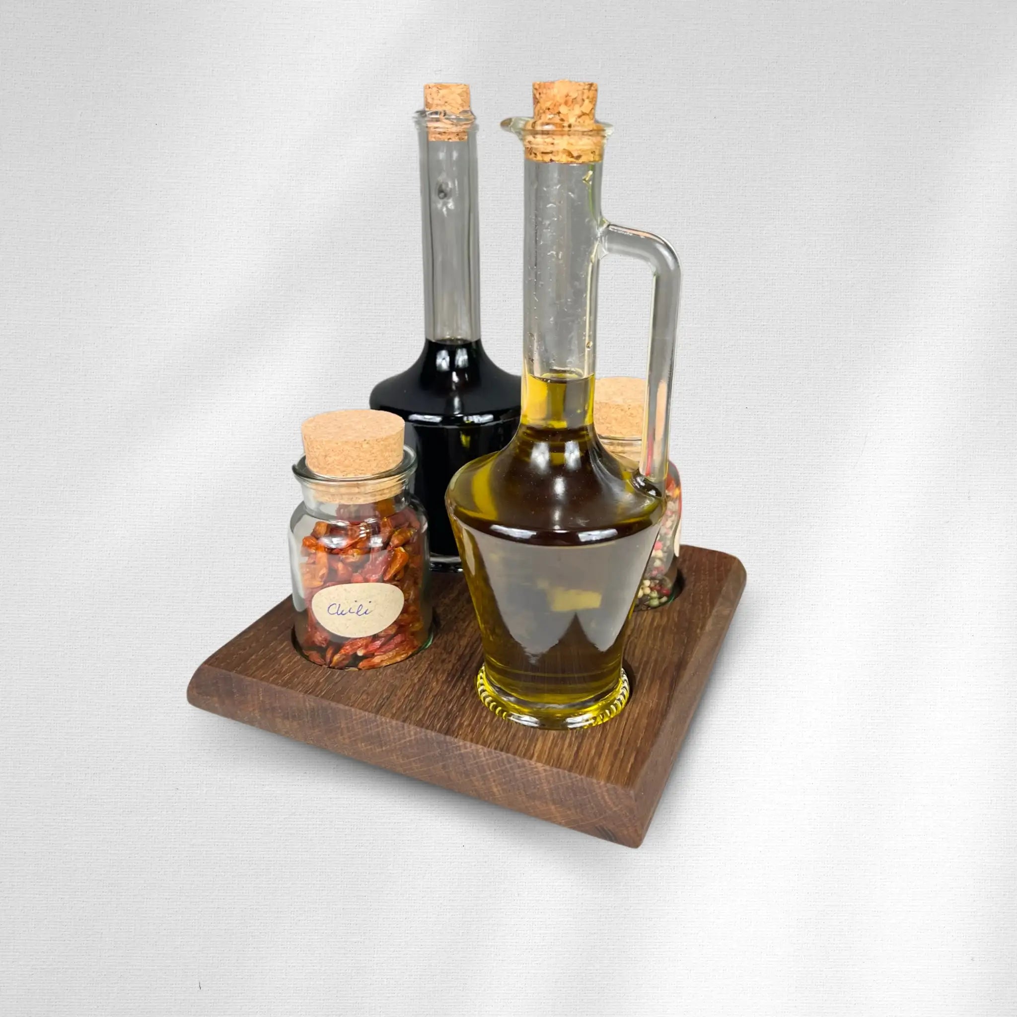 Essig und Öl - Set, Tischdeko für Essig, Öle und Gewürze – Fino vor weißem Hintergrund