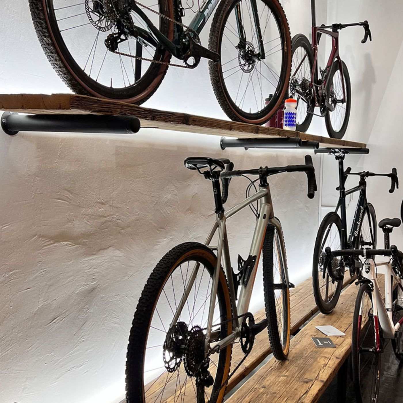 Nachhaltig und stilvoll: Unser Fahrradständer aus hochwertigem Altholz/Massivholz ist nicht nur funktional, sondern auch eine ästhetische Bereicherung. Handgefertigt und umweltfreundlich, bietet er eine ideale Verbindung von Natur und Zweckmäßigkeit für Ihr Fahrrad