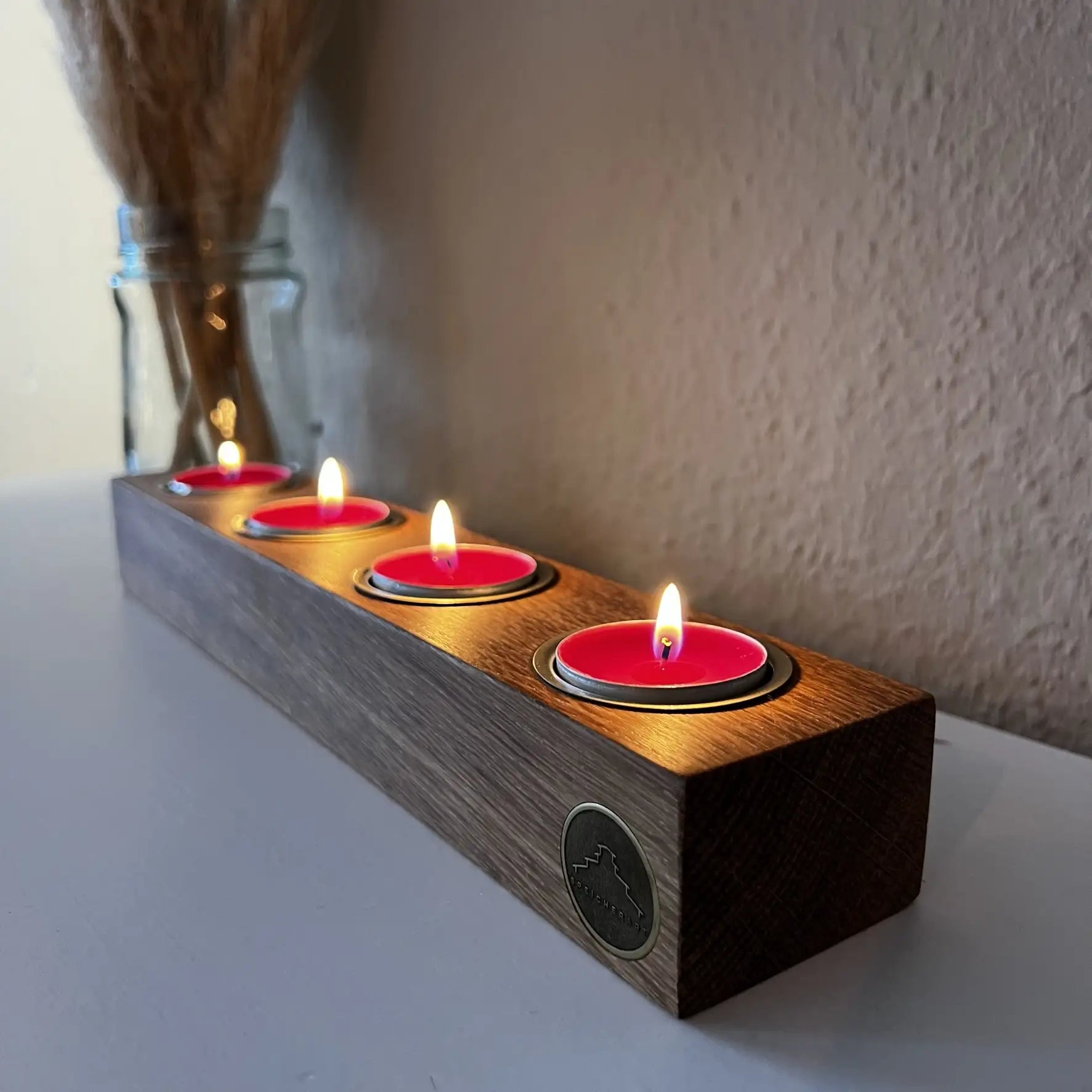 Liebe zum Detail: Holz-Kerzenständer für zeitlose Klasse. Hochwertige Handwerkskunst, natürliche Schönheit.