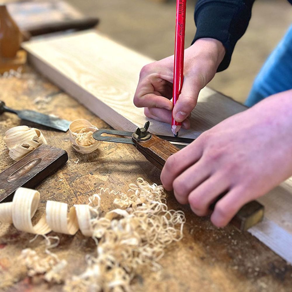 Massivholzverarbeitung in Handarbeit. Alle Wohnaccessoires werden in Handarbeit von uns entworfen und gefertigt. Dadurch gewährleisten wir Einzigartigkeit und höchste Qualität. 