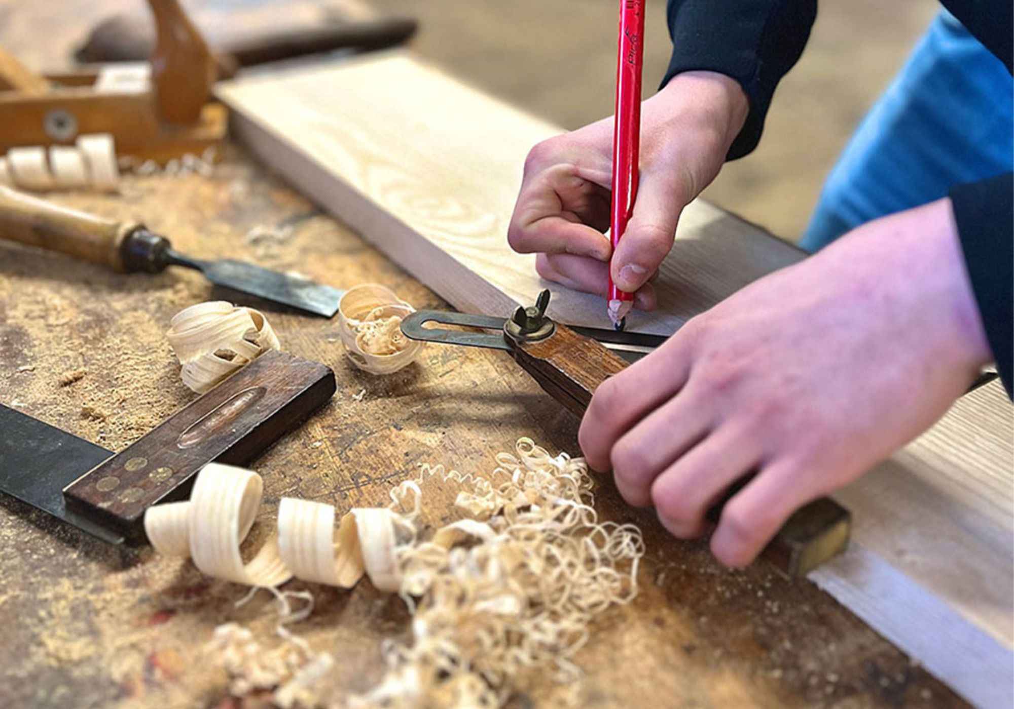 Massivholzverarbeitung in Handarbeit. Alle Wohnaccessoires werden in Handarbeit von uns entworfen und gefertigt. Dadurch gewährleisten wir Einzigartigkeit und höchste Qualität