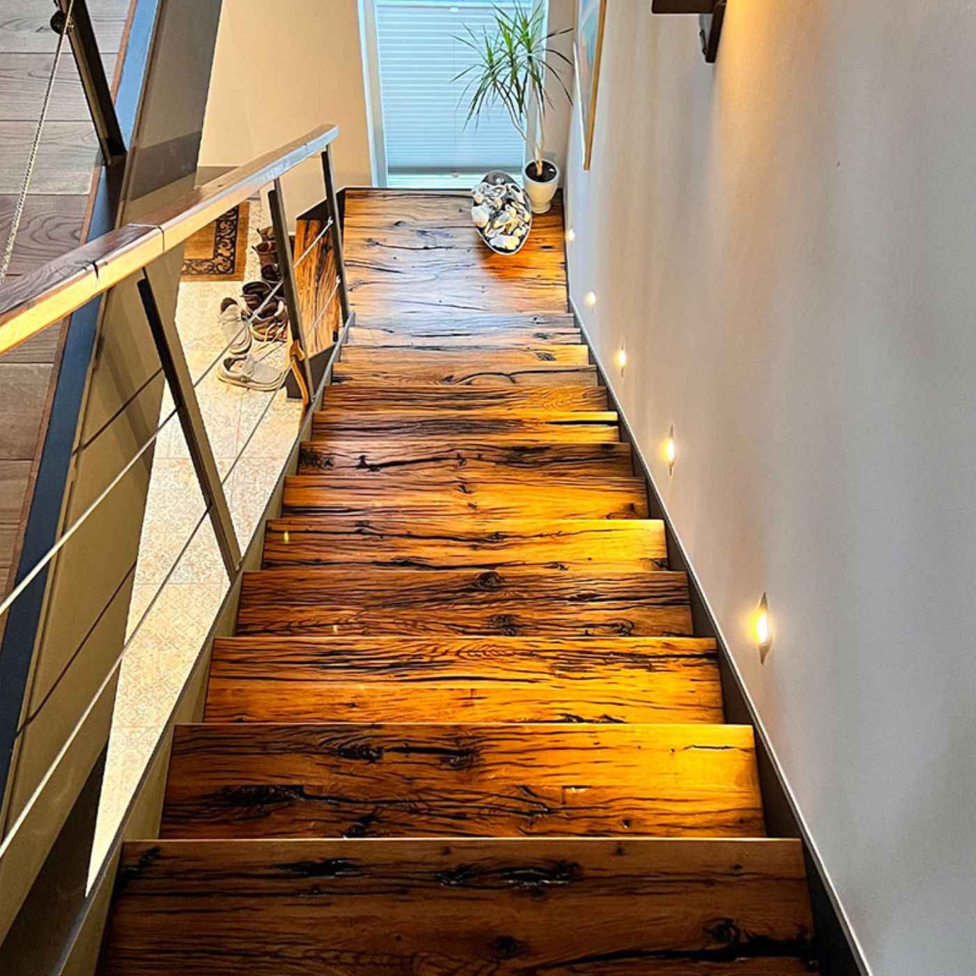 Nachhaltige Stilvielfalt: Unsere Treppe aus recycelten Stegbohlen, gefertigt aus Massivholz und Stahl. Einzigartiges Design, das Umweltbewusstsein und robuste Eleganz vereint.