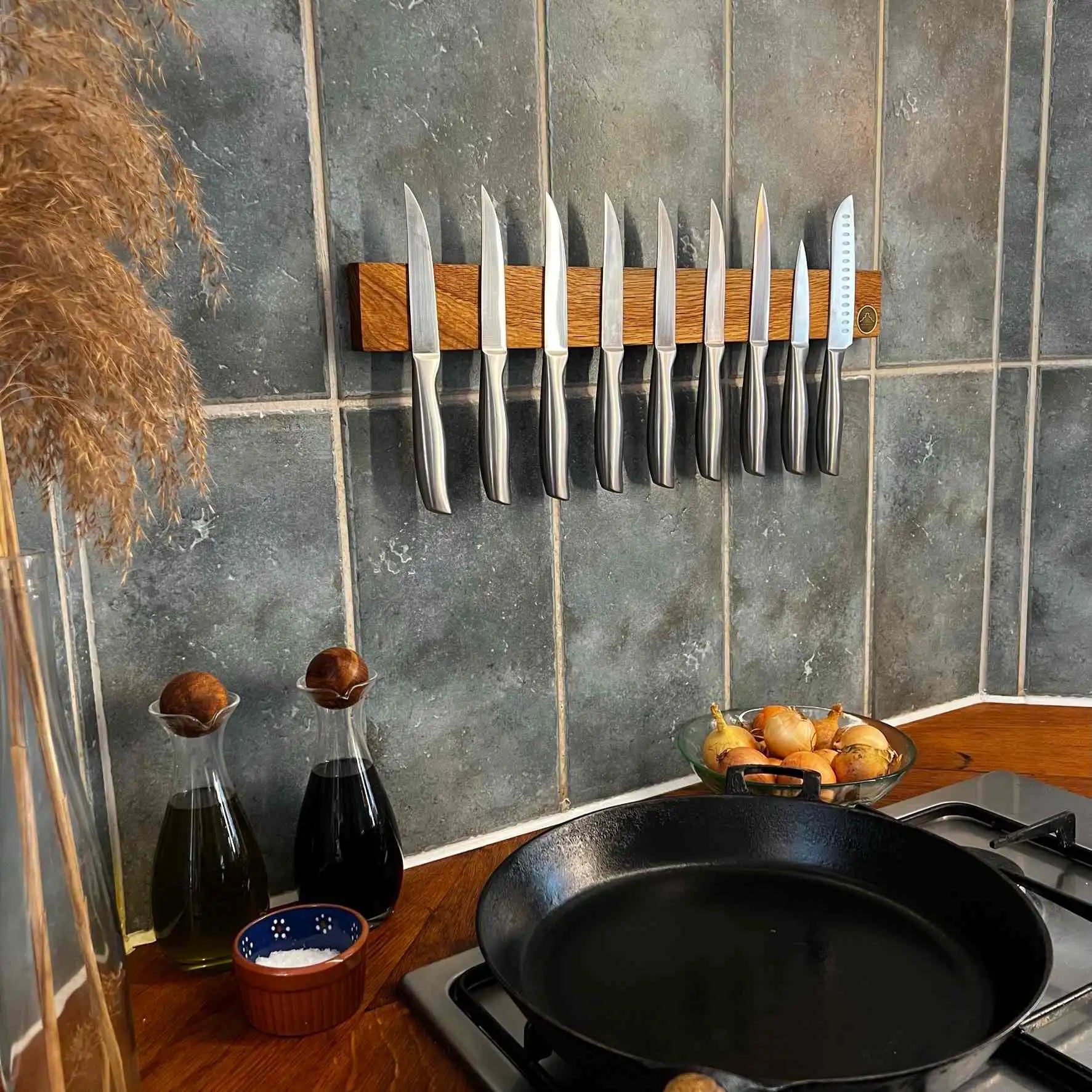 Küchenorganisation mit Stil – Oskar, die magnetische Messerleiste für dein Zuhause.