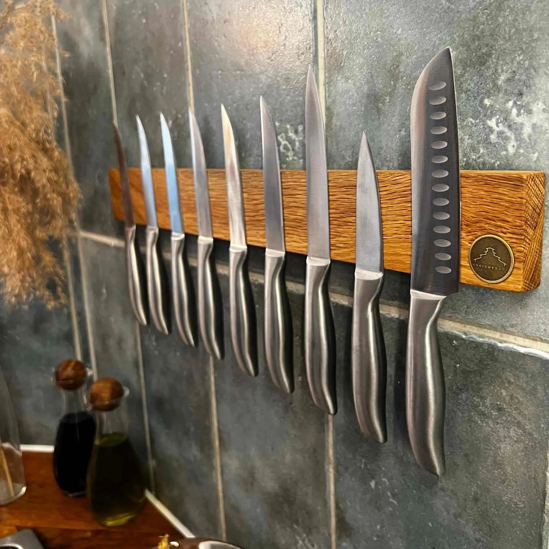 Messer sicher und stilvoll aufbewahren – entdecke die Magnetleiste Oskar.