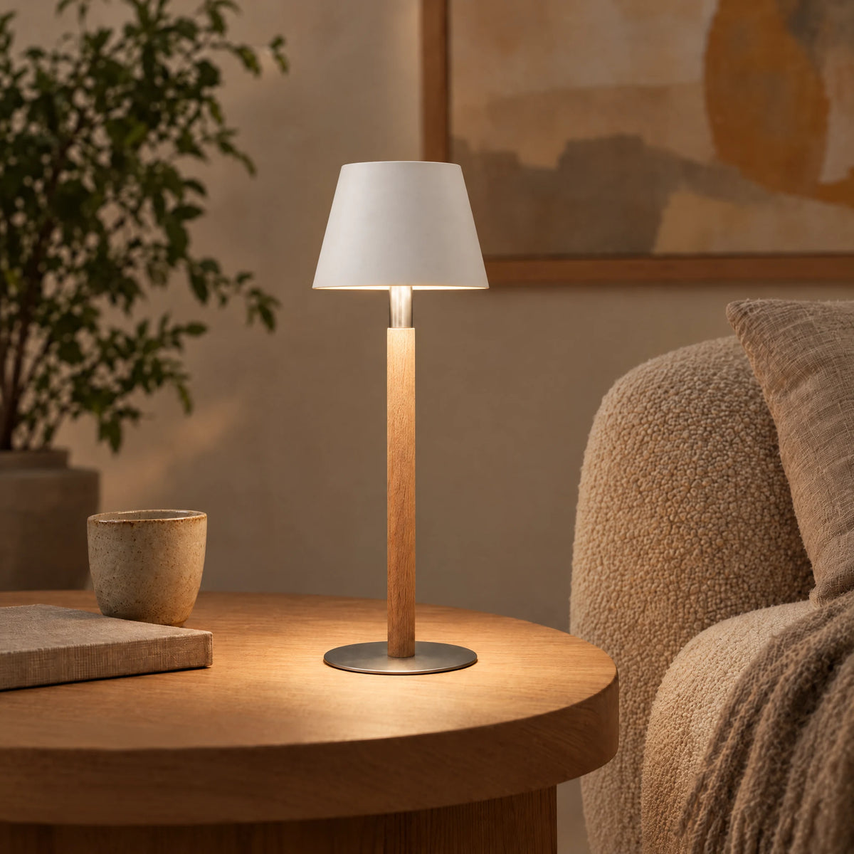 Nala rechargeable table lamp in oak with stainless steel base and white shade #Holzart_Variante