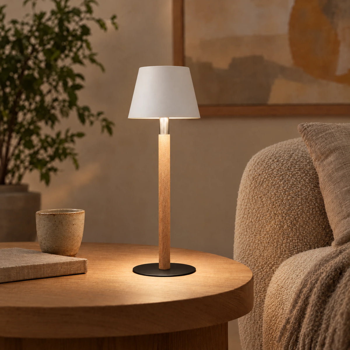 Nala rechargeable table lamp in oak with black steel base and white shade #Holzart_Variante