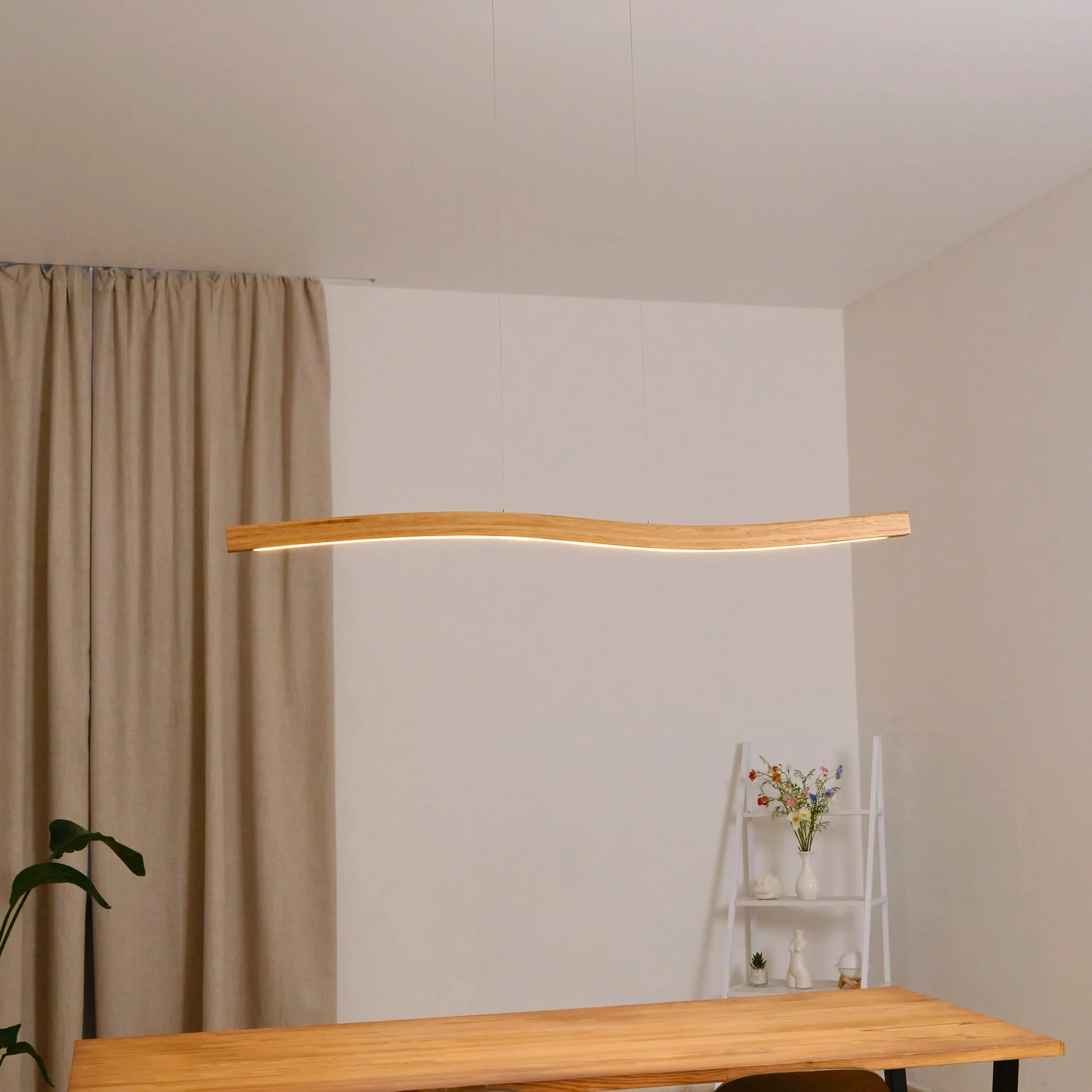 LED-Pendelleuchte aus Holz für skandinavische Wohnräume – schlicht, modern & per App dimmbar.
