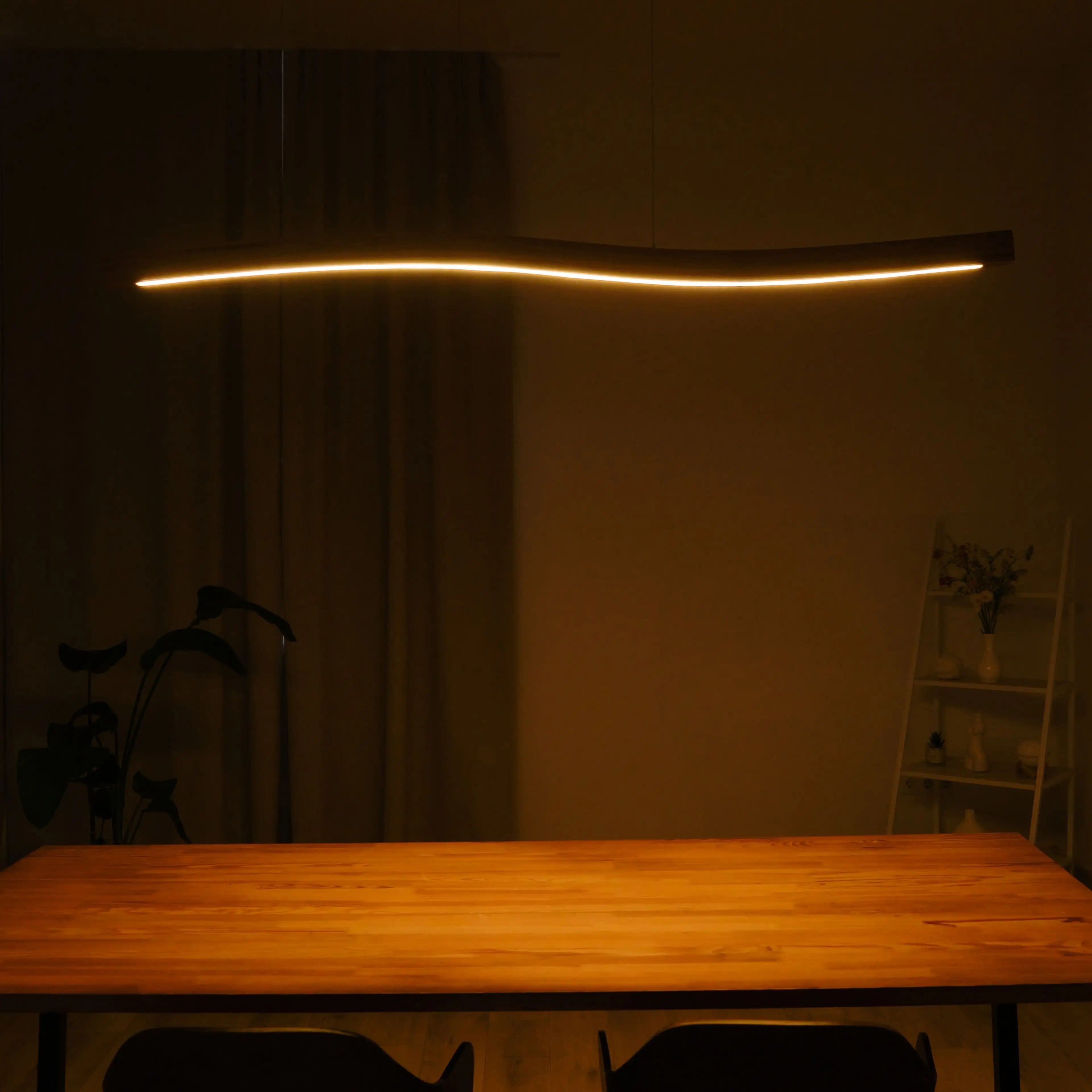 Stilvolle Massivholzlampe für den Esstisch – dimmbar, filigran aufgehängt & mit smarter LED-Technik.

