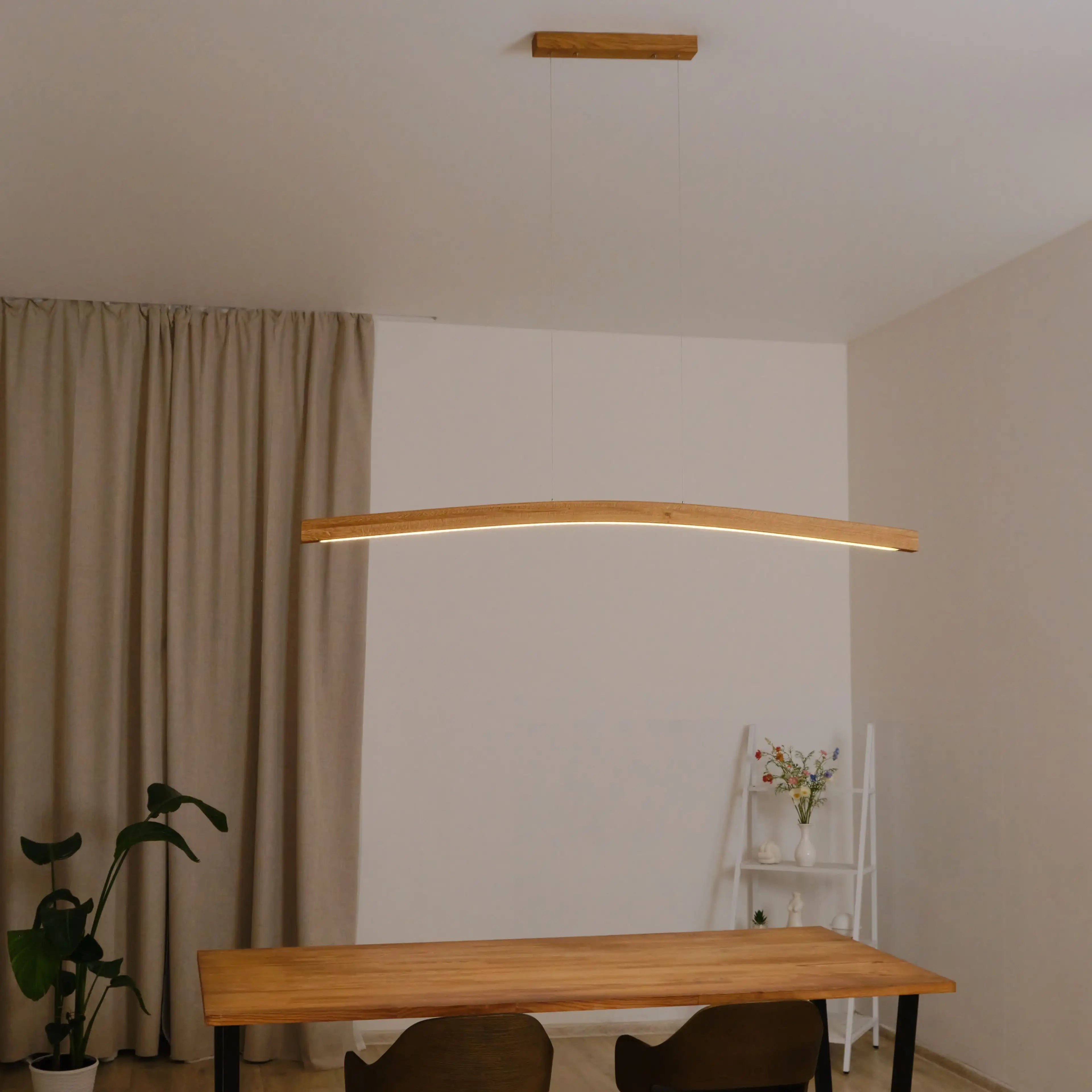 Natürliches Design trifft auf smarte Technik: Dimmbares LED-Pendel aus Massivholz für dein Smart Home.
