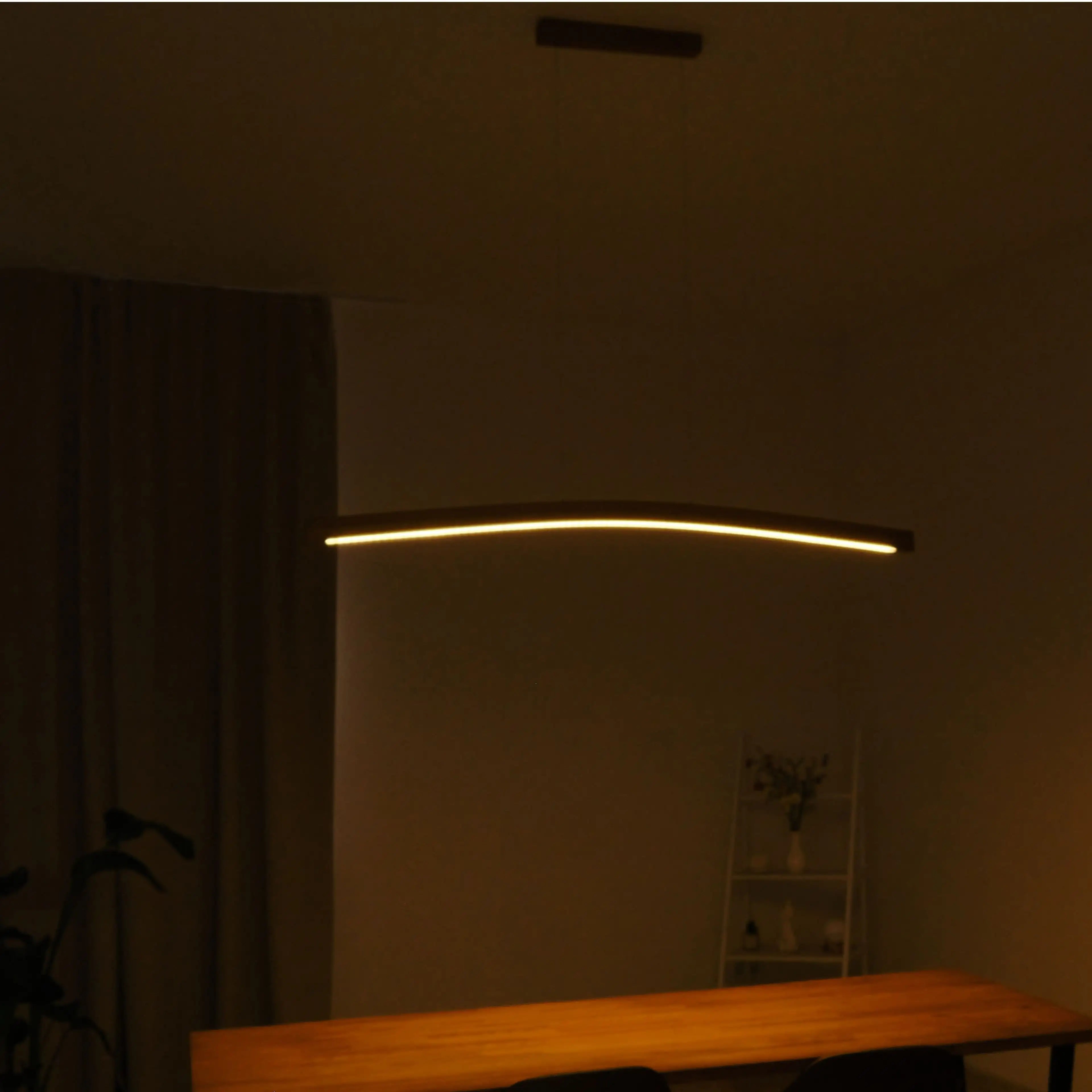 Hochwertige LED-Hängeleuchte aus Massivholz, Smart-Home-fähig, mit sanfter Dimmung für jede Stimmung.
