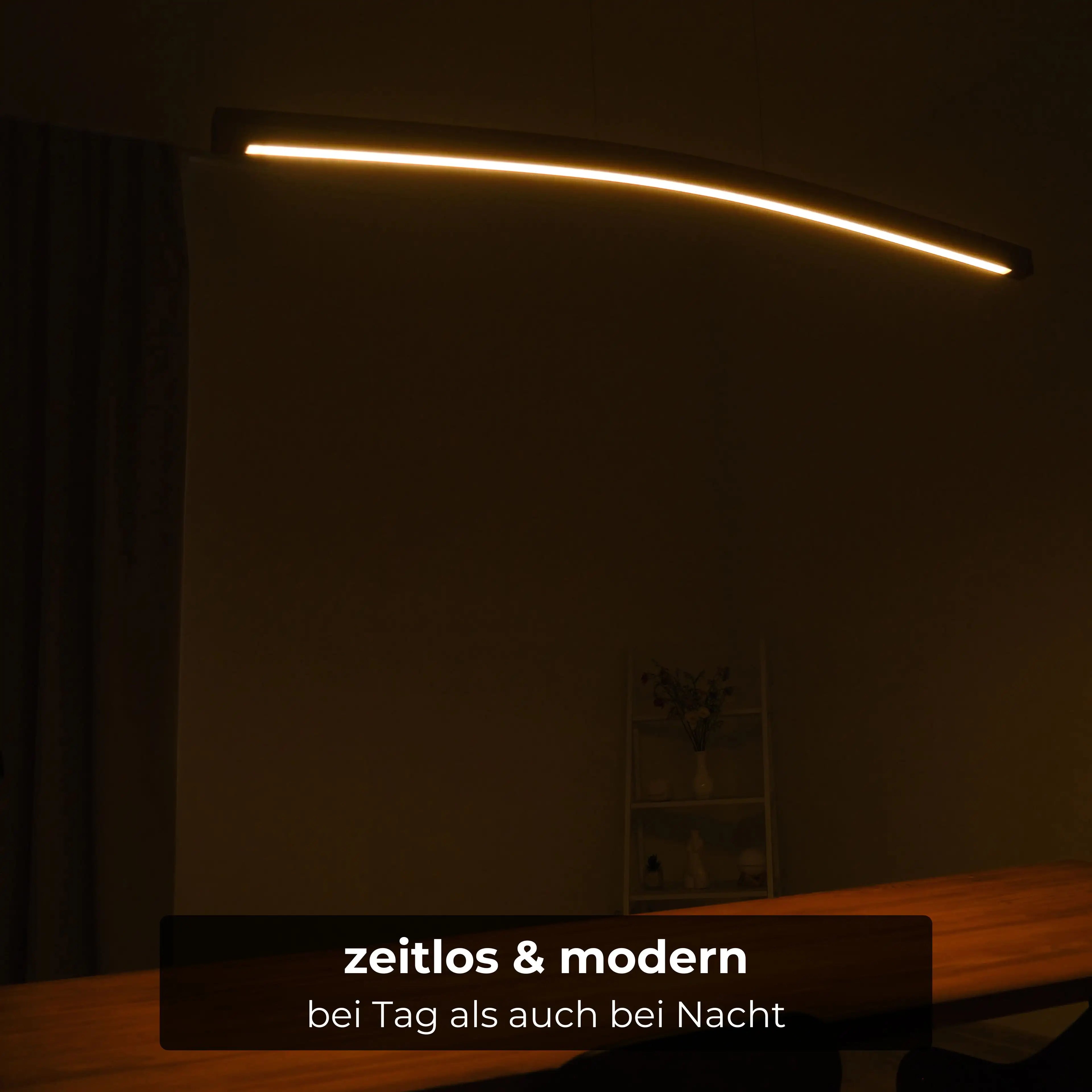 Edle Massivholz-Pendelleuchte mit feiner Aufhängung, smart steuerbar & dimmbar für perfekte Lichtverhältnisse.
