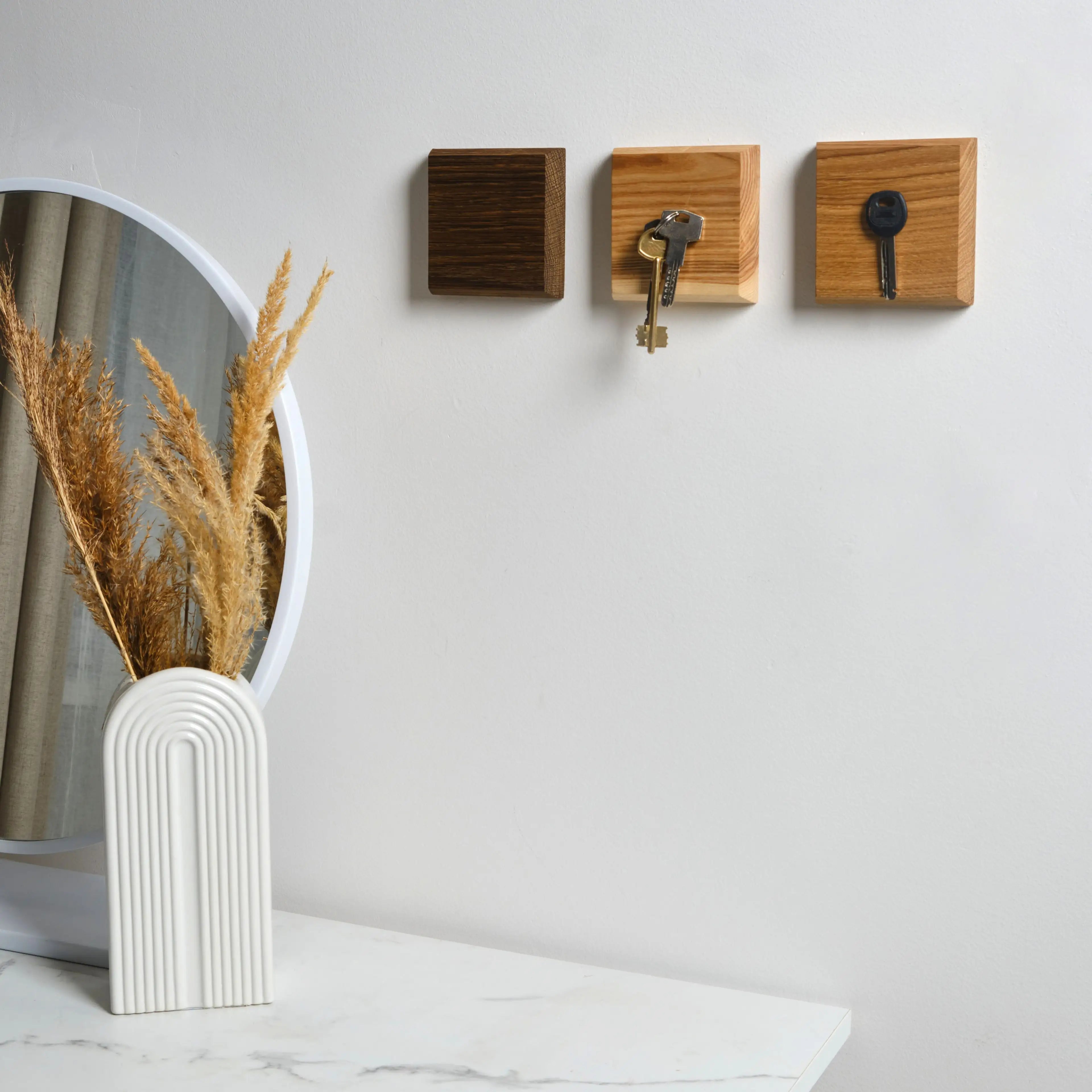 Wandmontierter Schlüsselhalter aus nachhaltigem Massivholz – schlicht, modern und funktional

