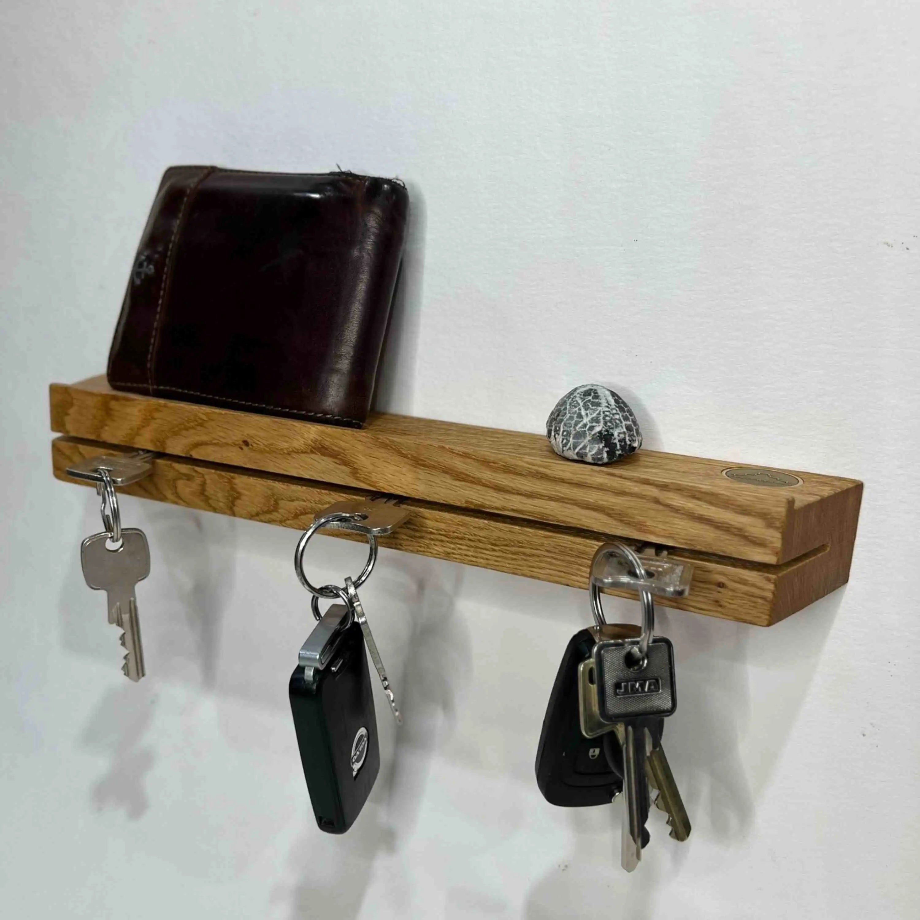 Ein funktionales Schlüsselbrett mit glatter Holztextur