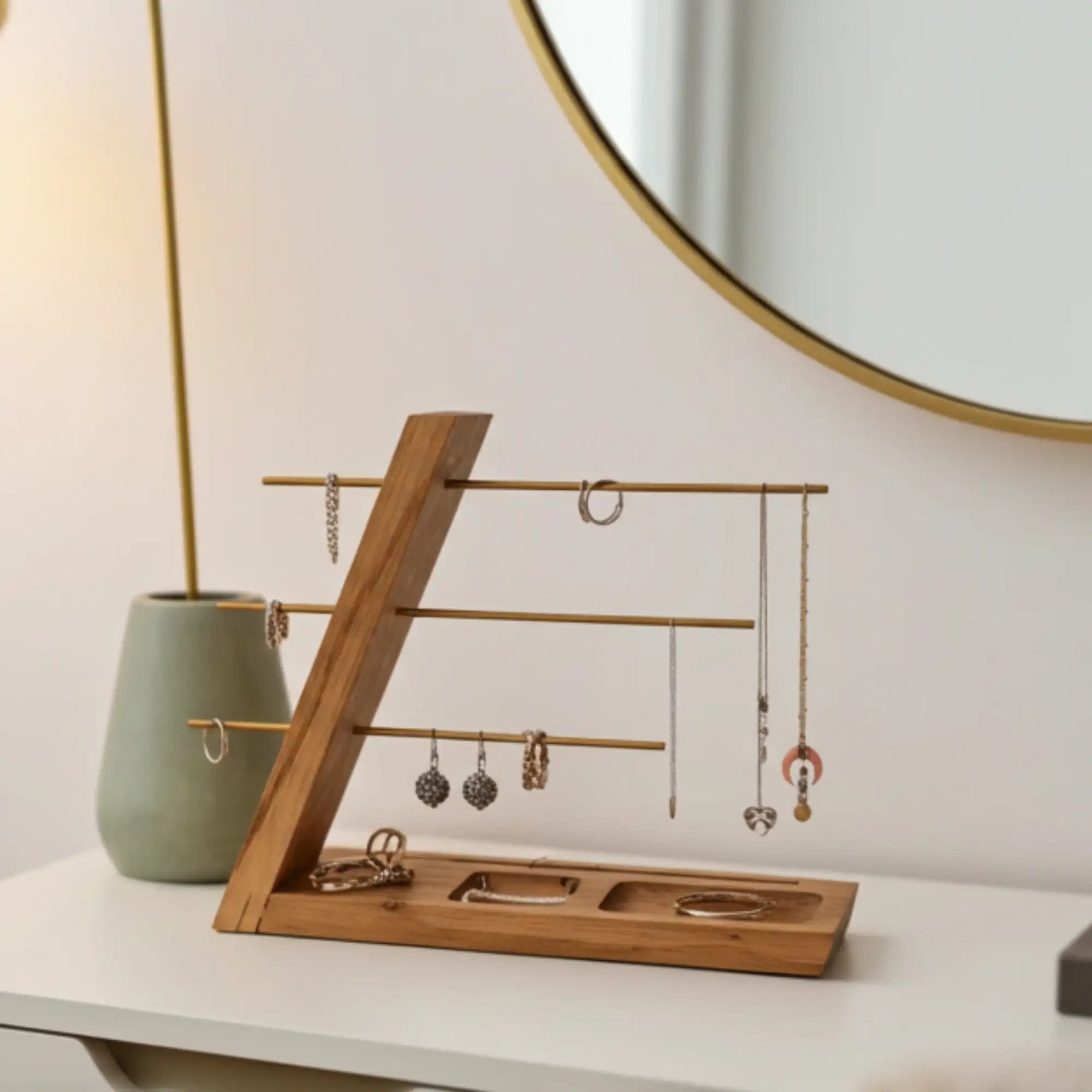 Handgefertigter Massivholz-Schmuckständer von Speicherart zur stilvollen Präsentation von Schmuckstücken