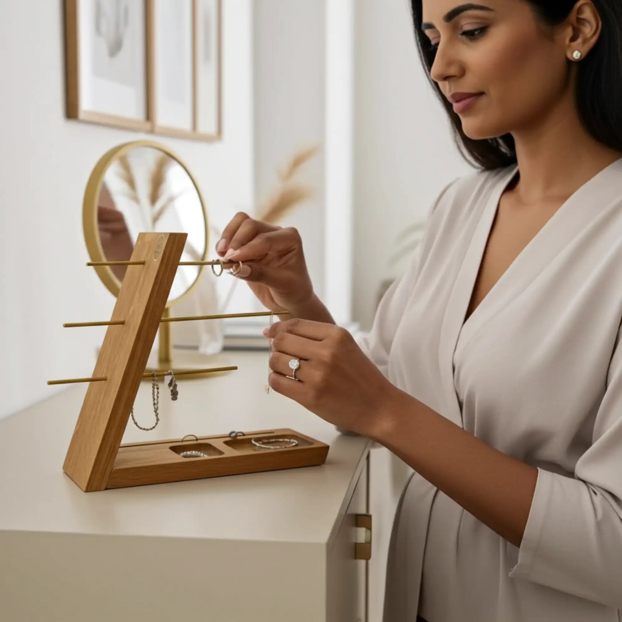 Eleganter Schmuckständer aus massivem Holz von Speicherart, ideal zum Ordnen von Ketten, Ringen und Ohrringen