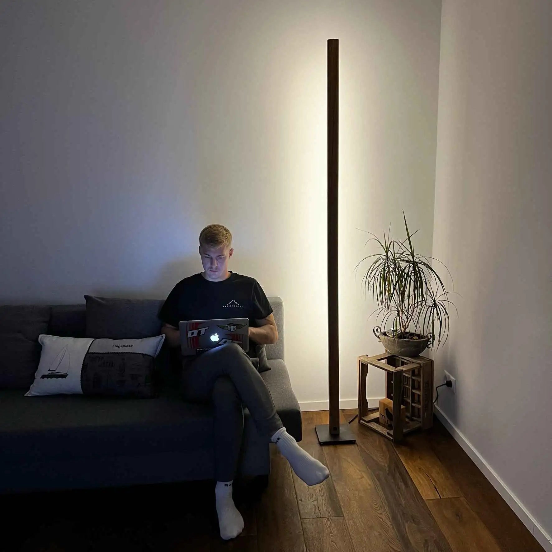 Diese stilvolle Stehlampe vereint klassisches Design mit der Wärme von Holz.