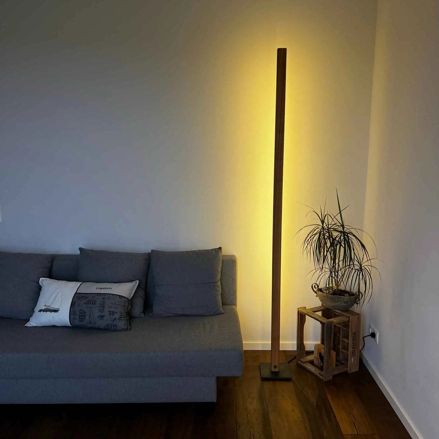 Holen Sie sich ein Stück Natur in Ihr Zuhause mit dieser Holz-Stehlampe.