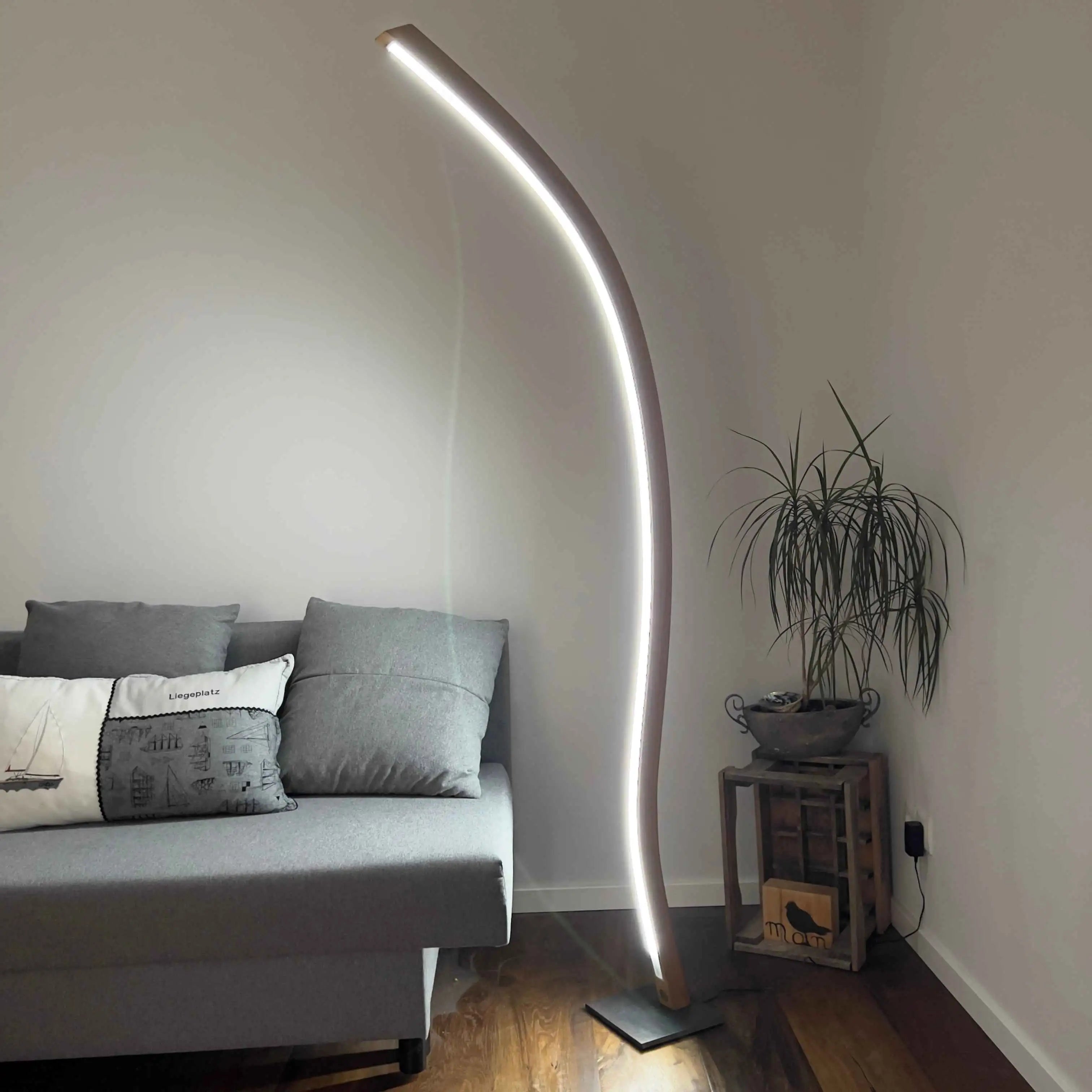 Diese Stehlampe aus robustem Holz ist nicht nur funktional, sondern auch ein echtes Statement-Stück für Ihr Zuhause.