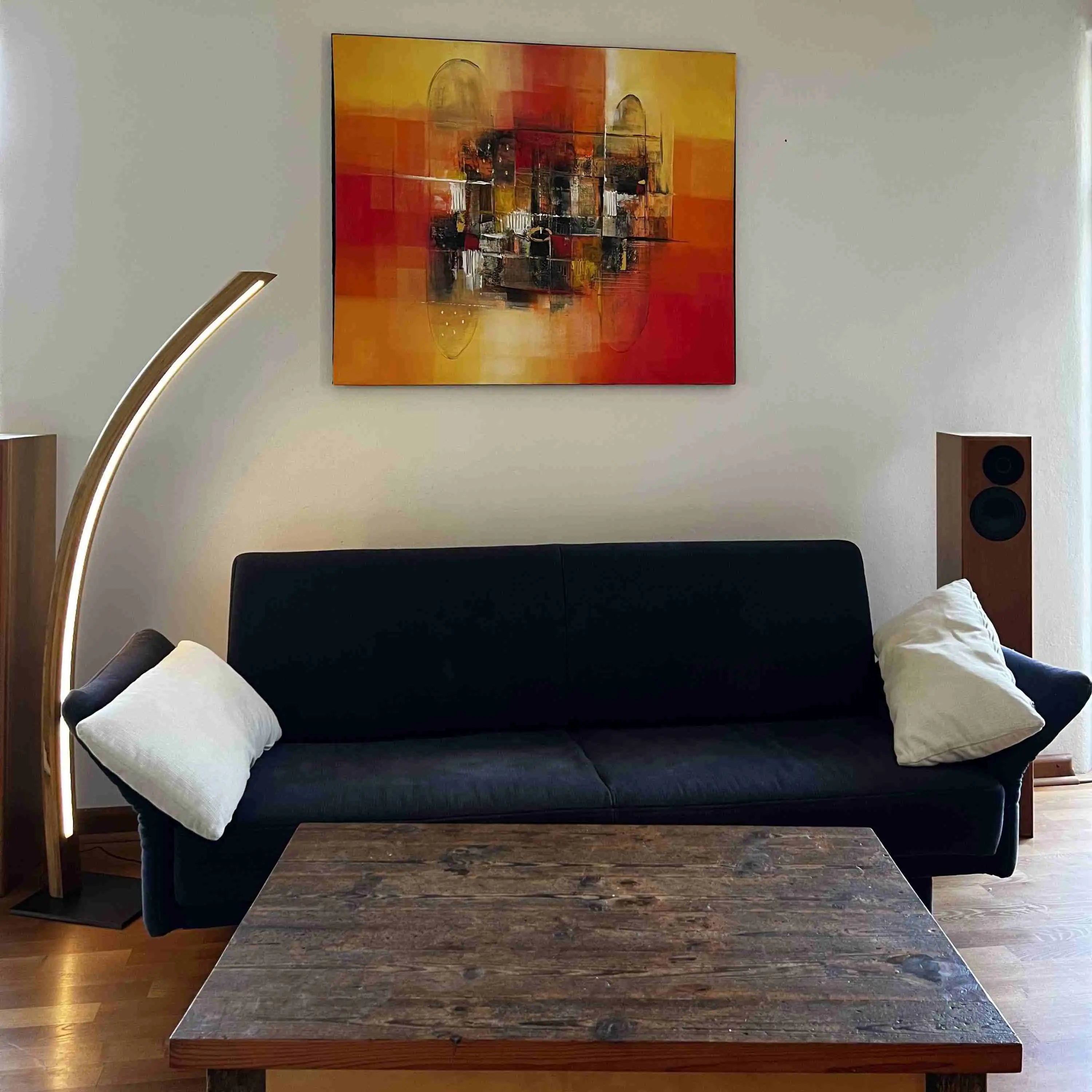 Diese Stehlampe aus Holz verleiht Ihrem Raum mit ihrem natürlichen Charme eine warme Atmosphäre.