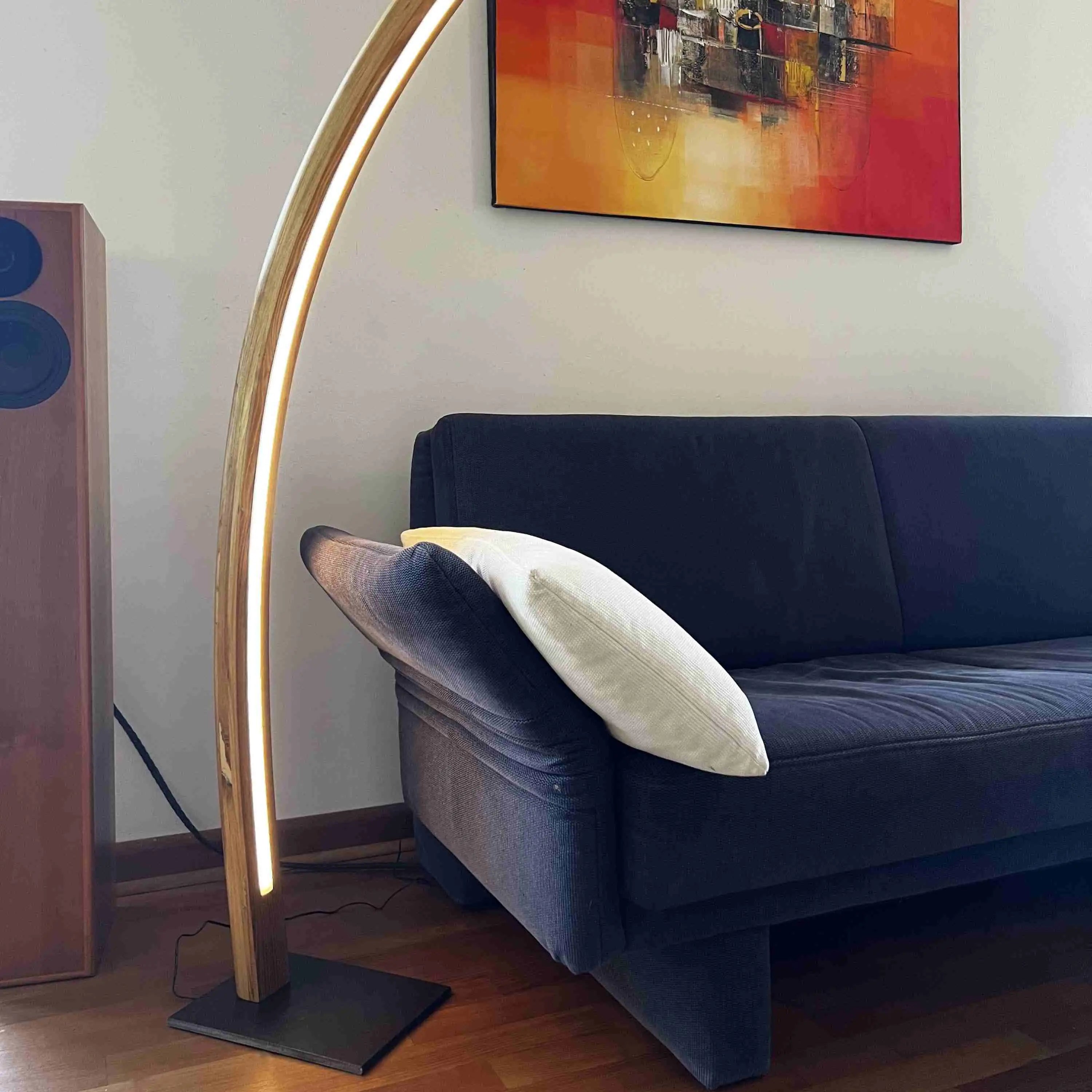 Holen Sie sich mit dieser Stehlampe aus Holz ein Stück Natur und Gemütlichkeit in Ihr Zuhause.