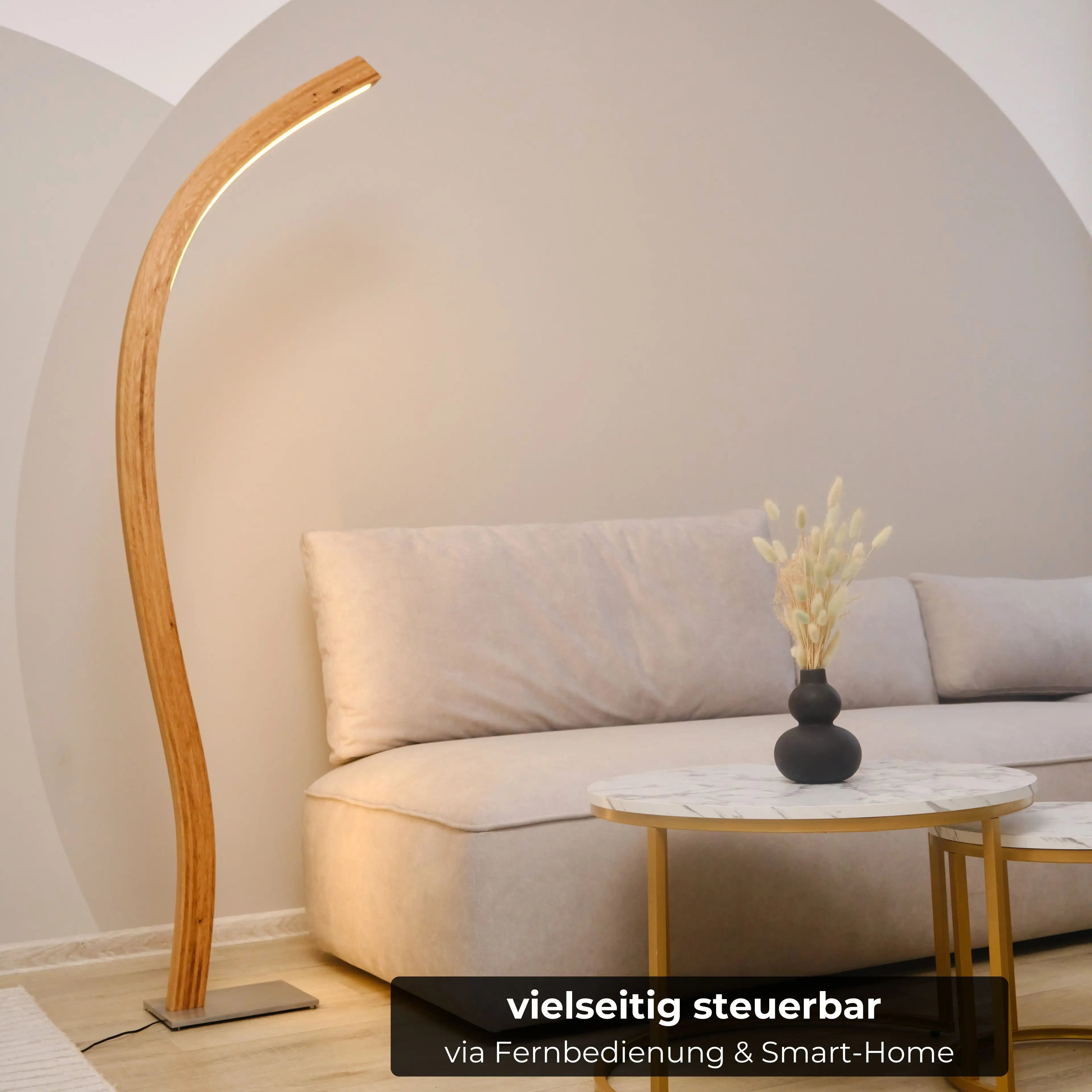 Designer-Stehlampe mit organischer Holzoptik und modernem LED-Licht.
