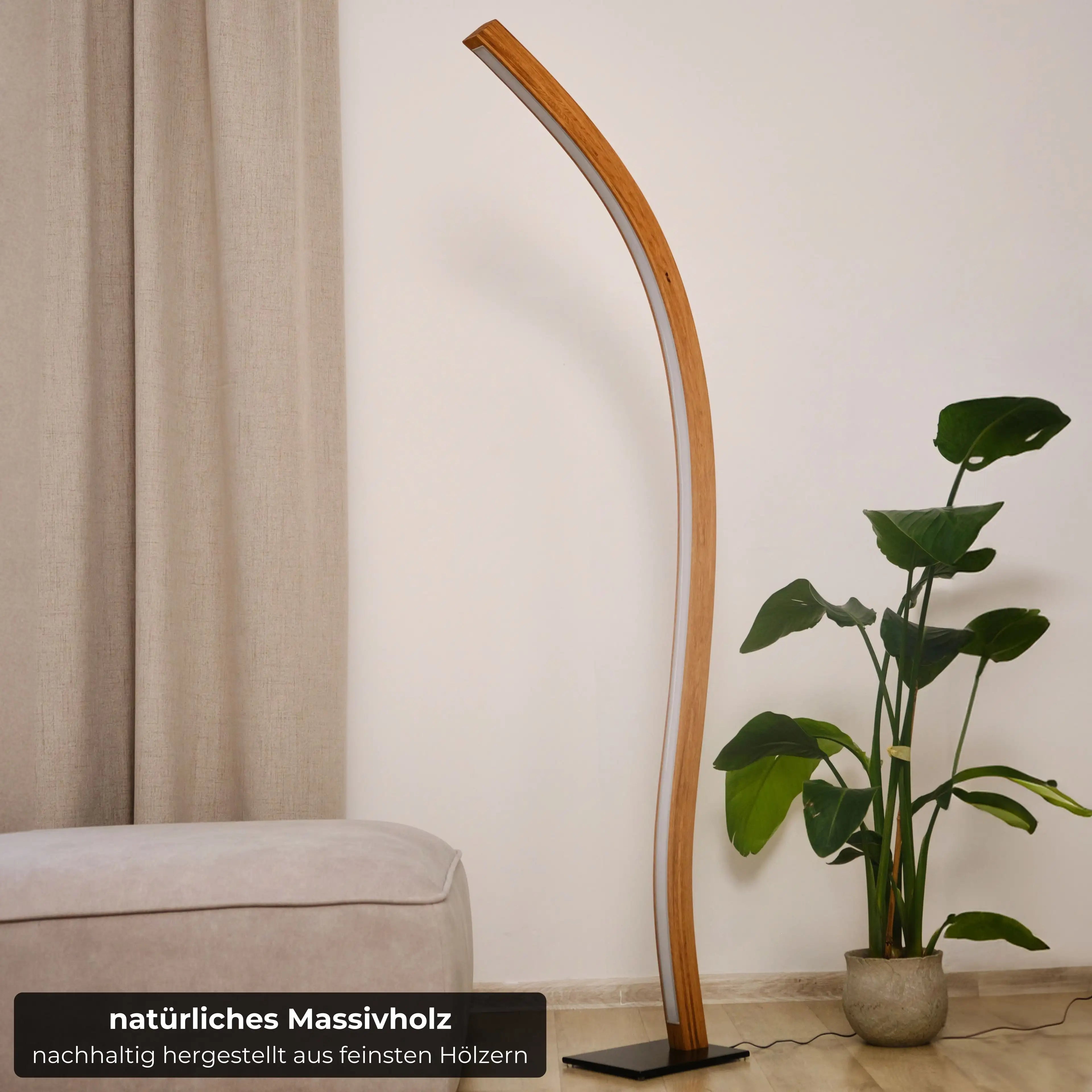 Hochwertige, dimmbare Holz-Stehlampe mit nachhaltigem Charakter.
