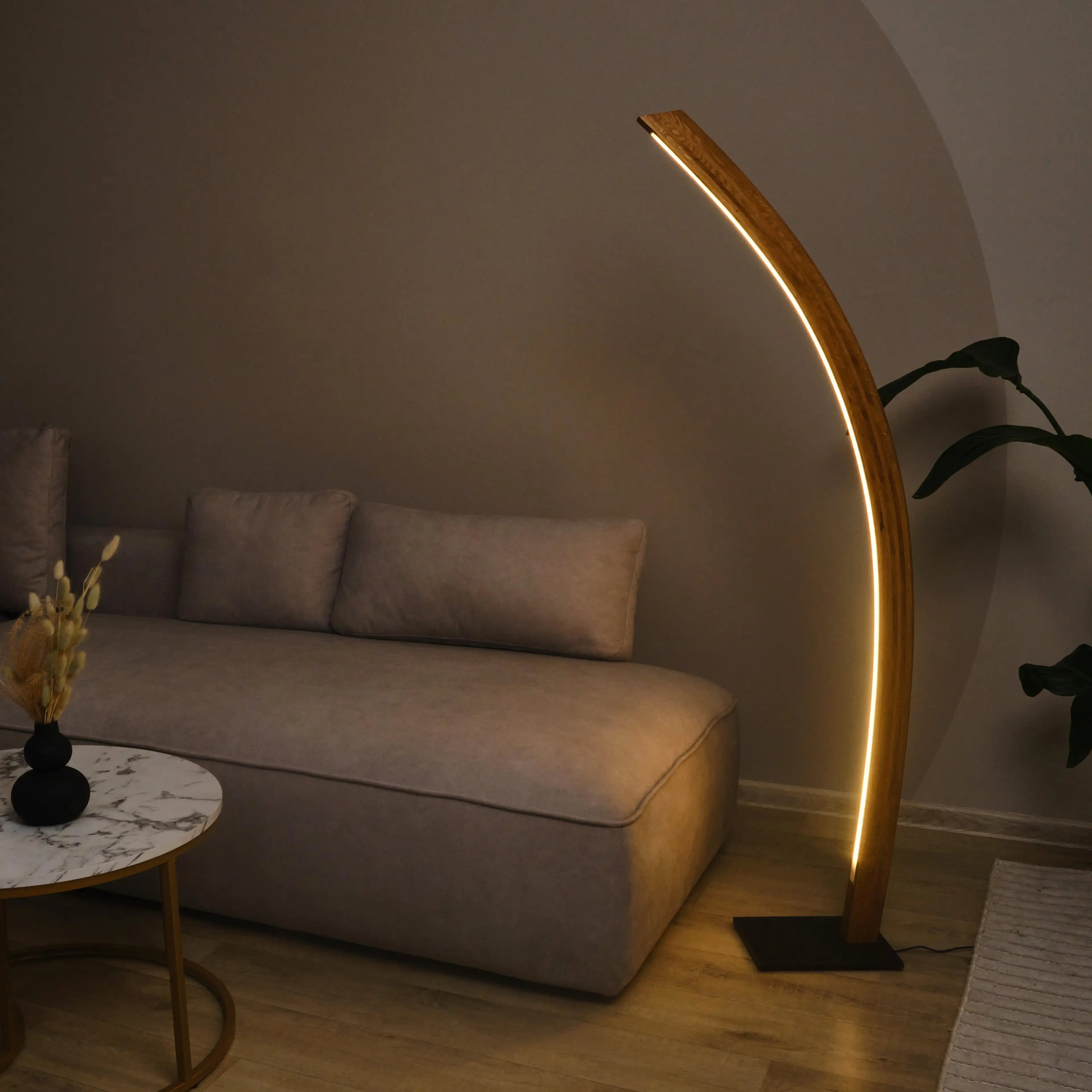 Zeitlose Stehlampe aus Holz, gefertigt in Handarbeit, mit smarter Dimmfunktion.
