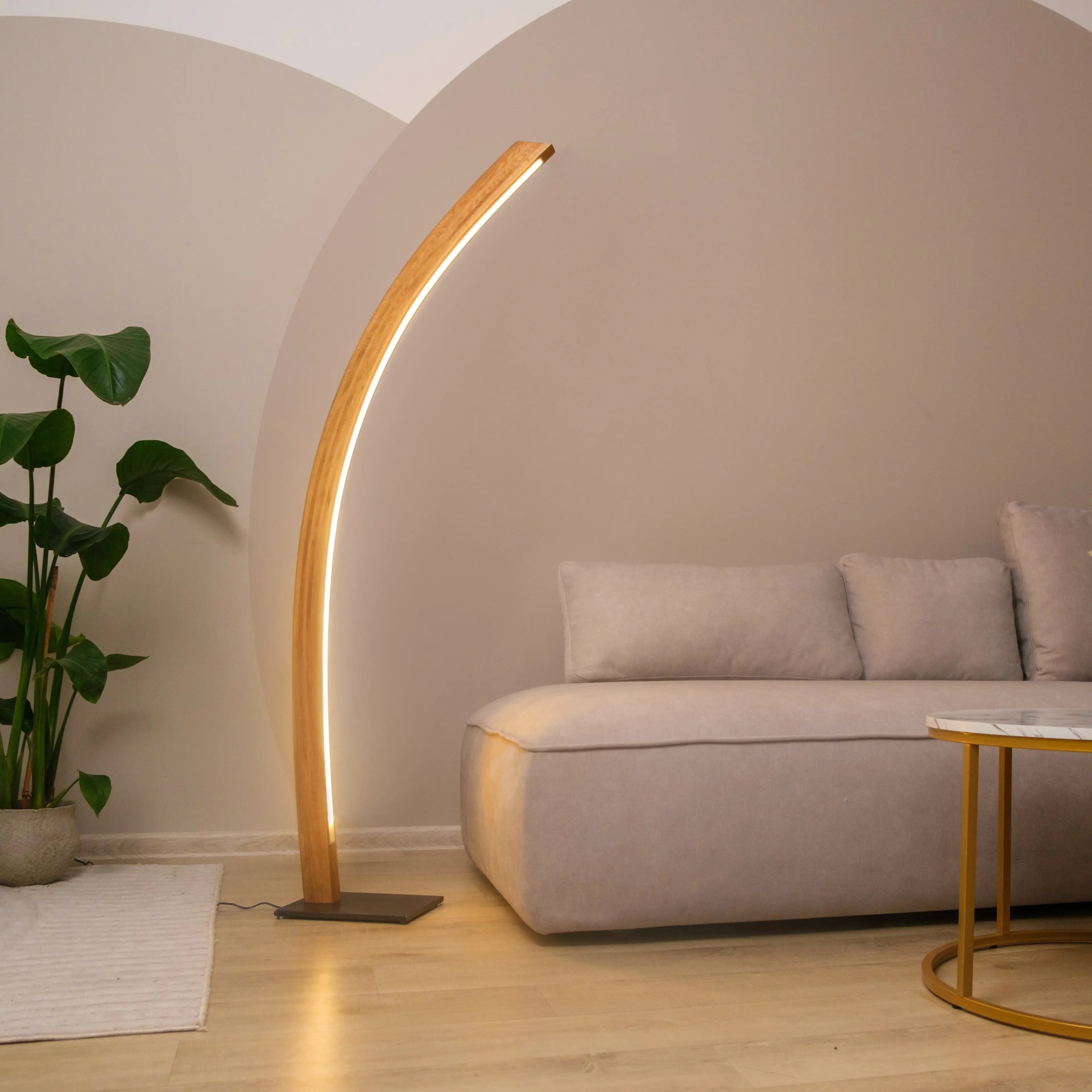Handgefertigte Holzlampe mit individueller Maserung – perfekt für Wohn- und Arbeitsräume.
