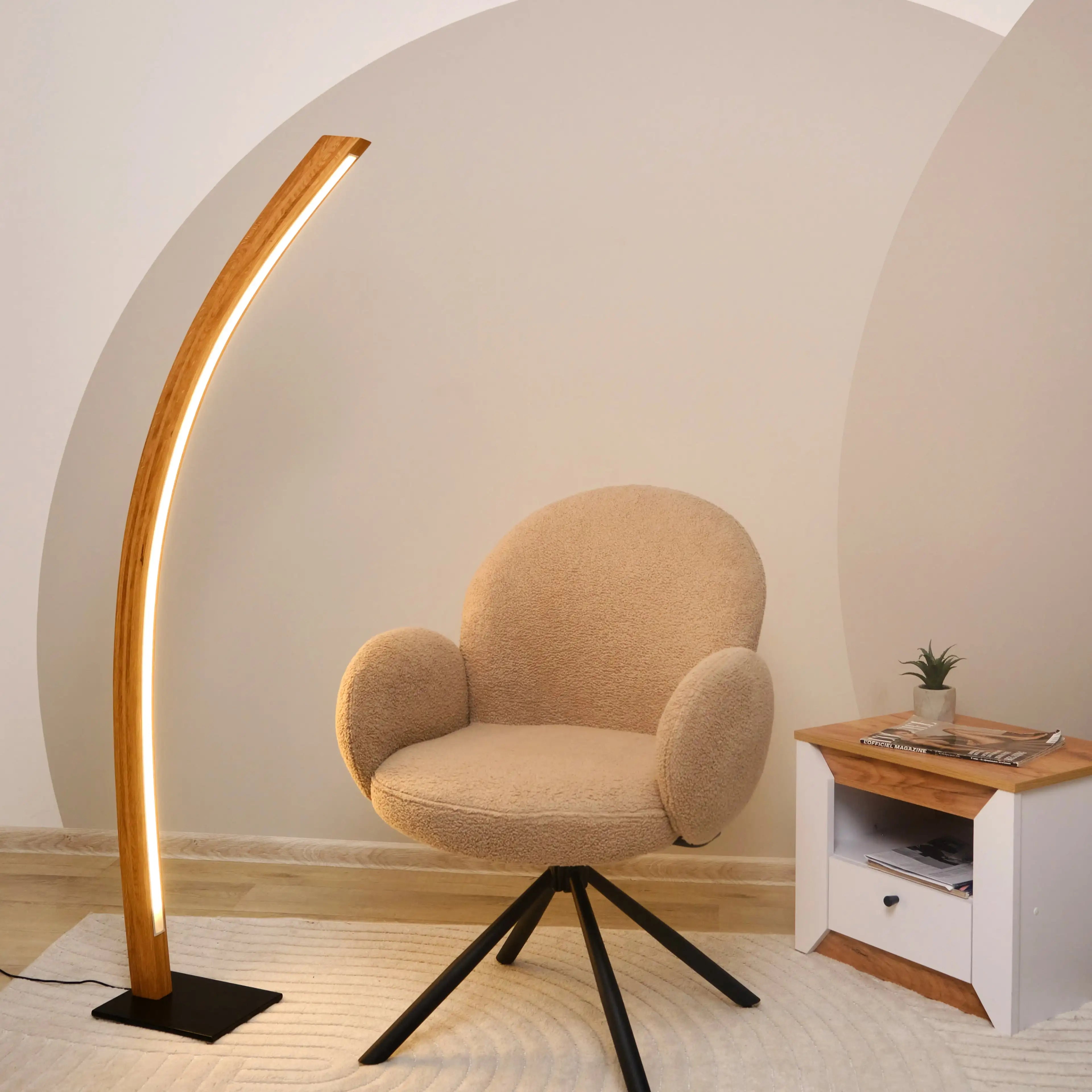 Hochwertige Designer-Stehlampe aus Massivholz mit dimmbarer LED-Technik.
