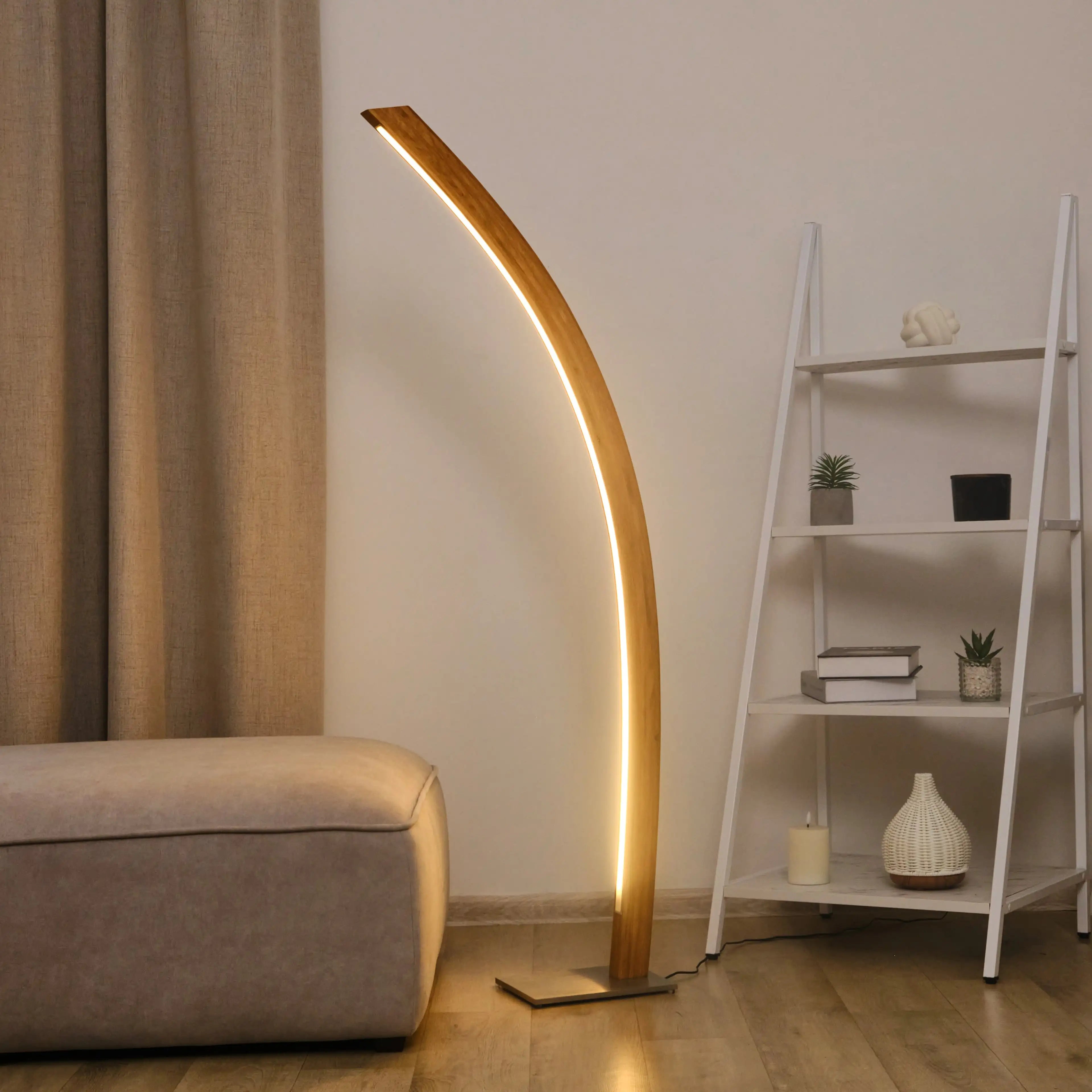 Naturverbundene Stehlampe aus echtem Holz – per Fernbedienung stufenlos dimmbar.
