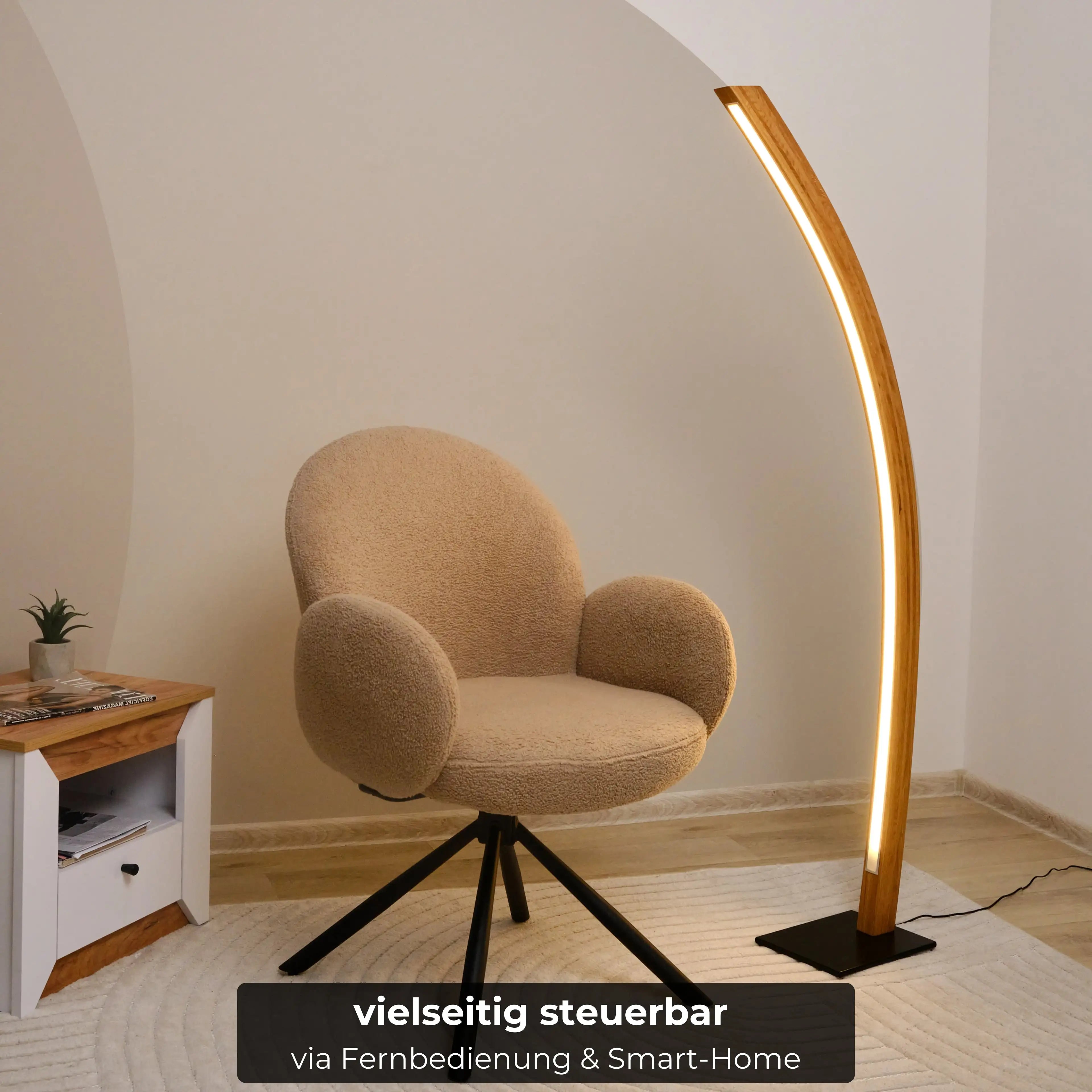 Elegante Stehlampe aus massivem Eichenholz mit warmweißem Licht und Dimmfunktion.
