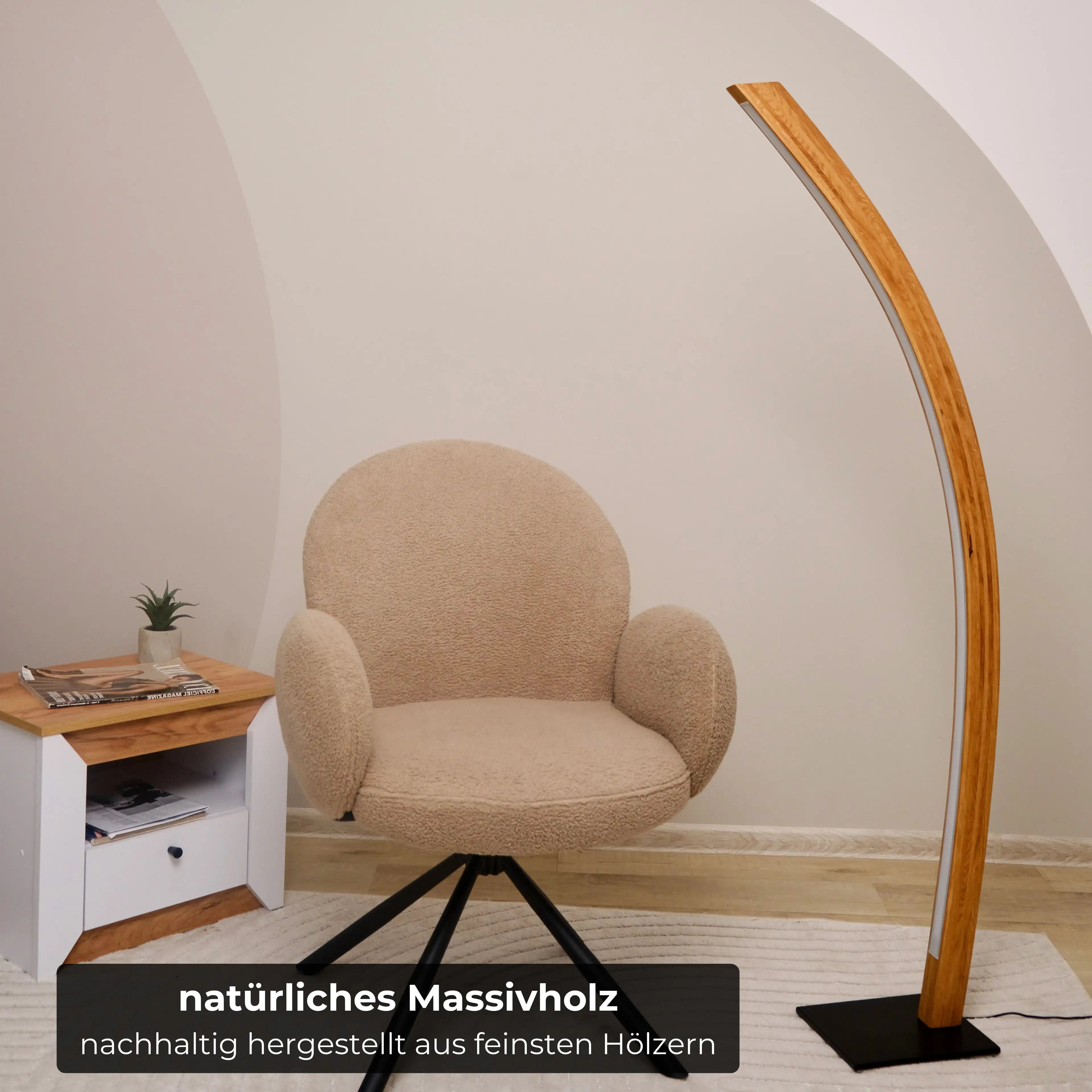 Robuste Massivholz-Stehlampe mit stilvollem Design und smarter Lichtsteuerung.
