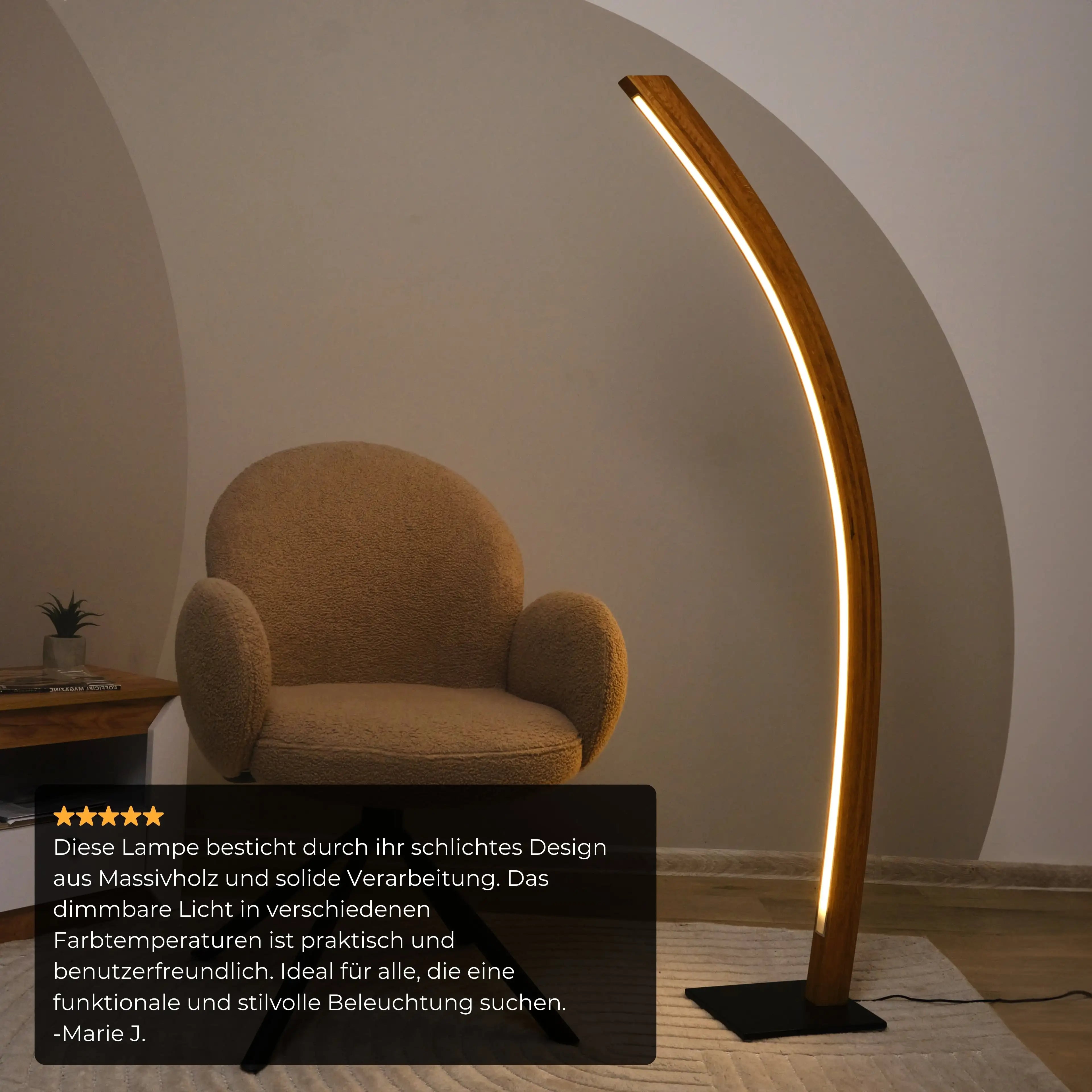 Designer-Stehlampe aus Holz – handgefertigt mit Fernbedienung für flexible Beleuchtung.
