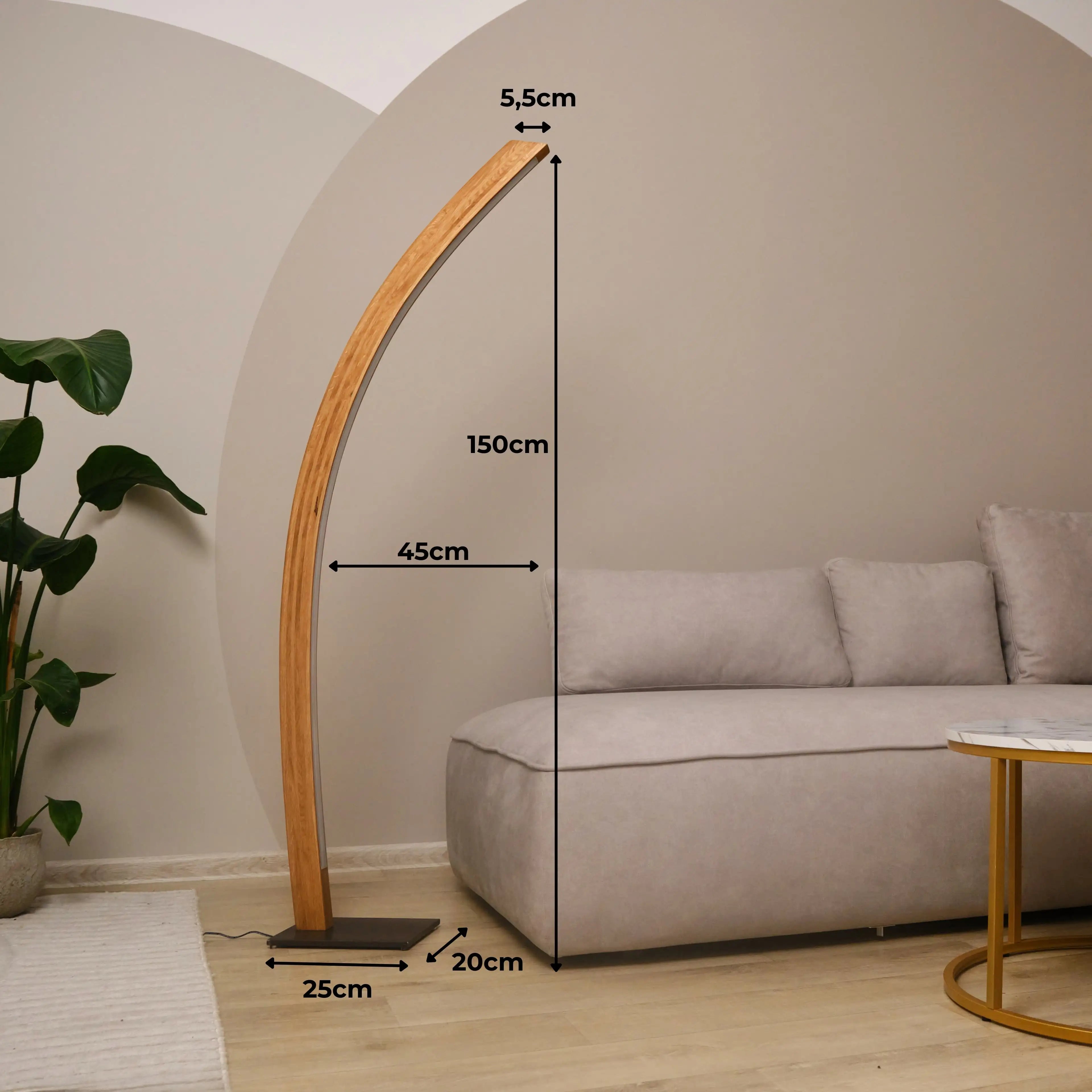 Stilvolle LED-Stehlampe aus Holz mit feiner Maserung, steuerbar per Fernbedienung.
