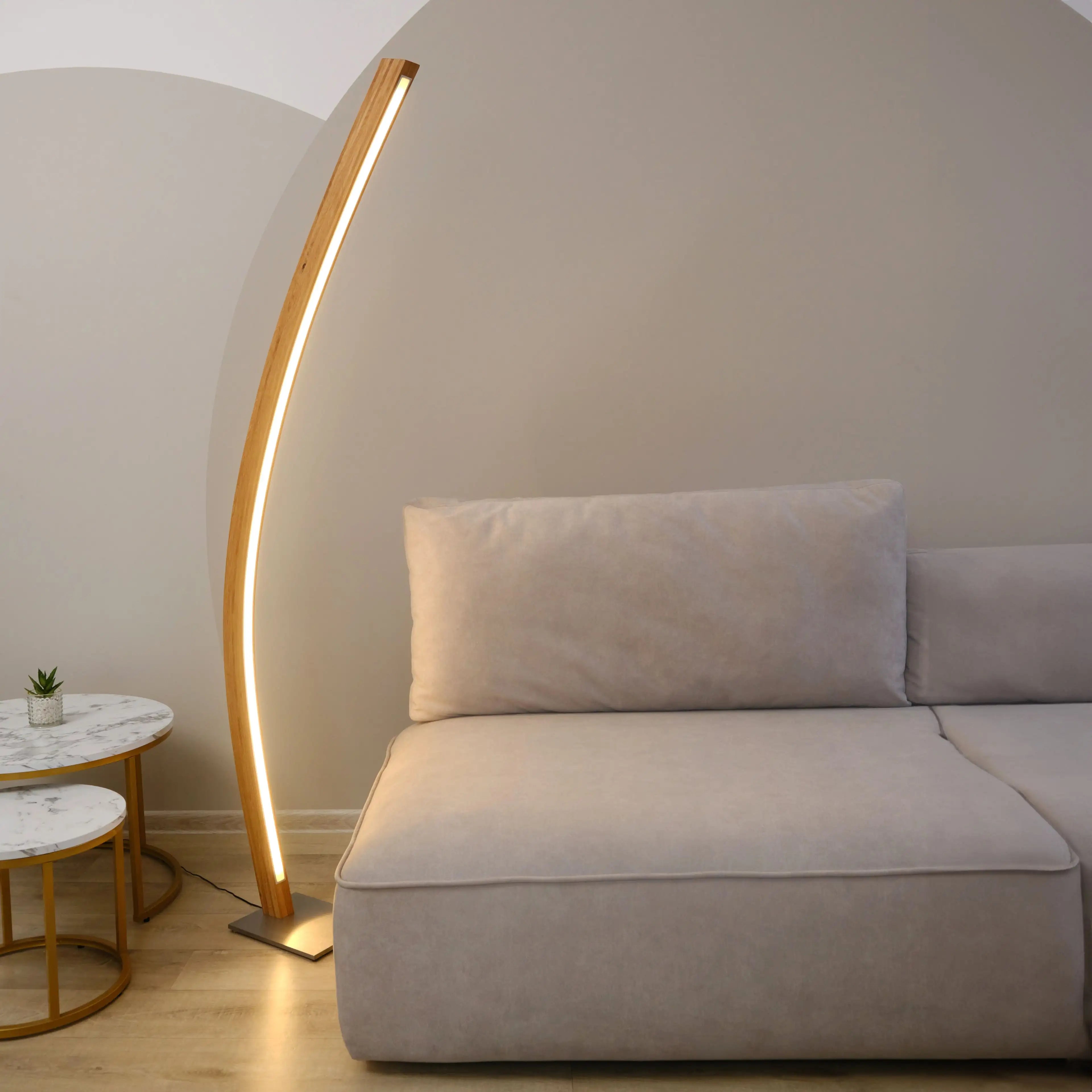 Handgefertigte Massivholz-Stehlampe mit dimmbarer LED-Technologie für gemütliche Atmosphäre.
