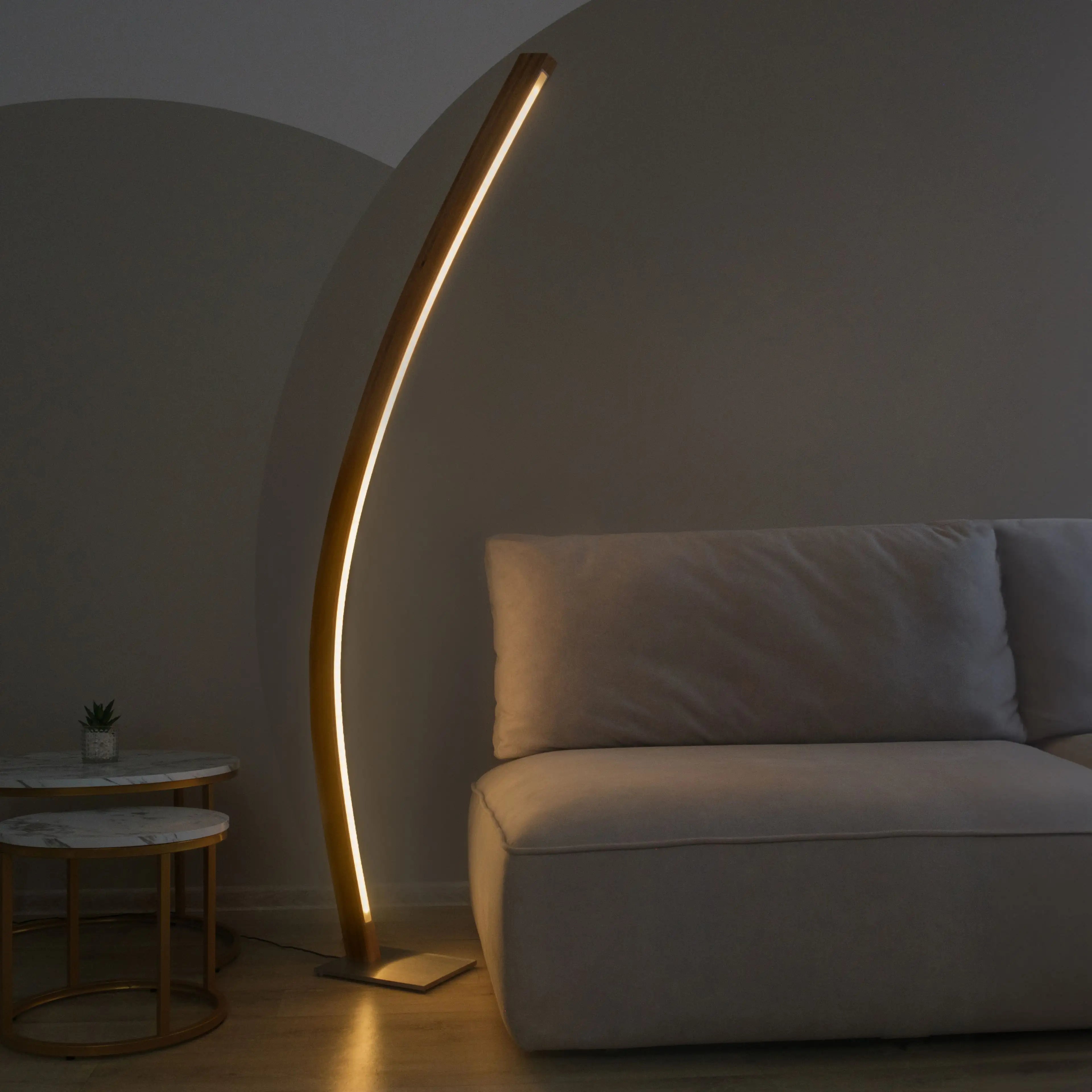 Edle Massivholz-Stehlampe mit LED-Licht – ein stilvolles Unikat für dein Zuhause.
