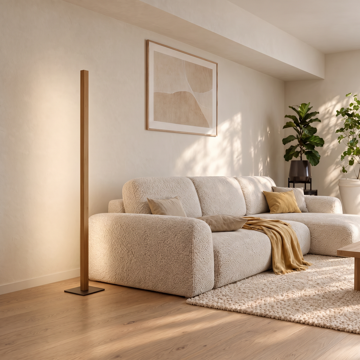 Stehleuchte Faros aus Eichenholz im hellen Wohnzimmer neben dem Sofa, indirektes Licht an der Wand