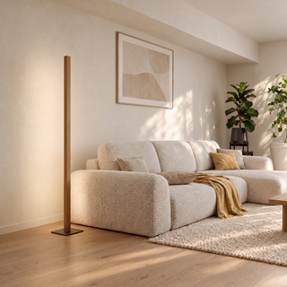 Stehleuchte Faros aus Eichenholz im hellen Wohnzimmer neben dem Sofa, indirektes Licht an der Wand