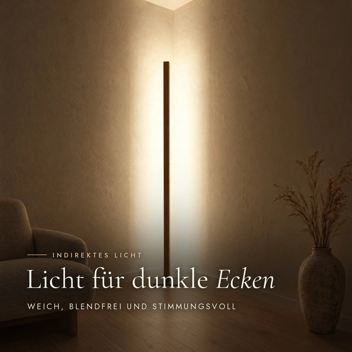Stehleuchte Faros leuchtet eine dunkle Raumecke indirekt und blendfrei aus