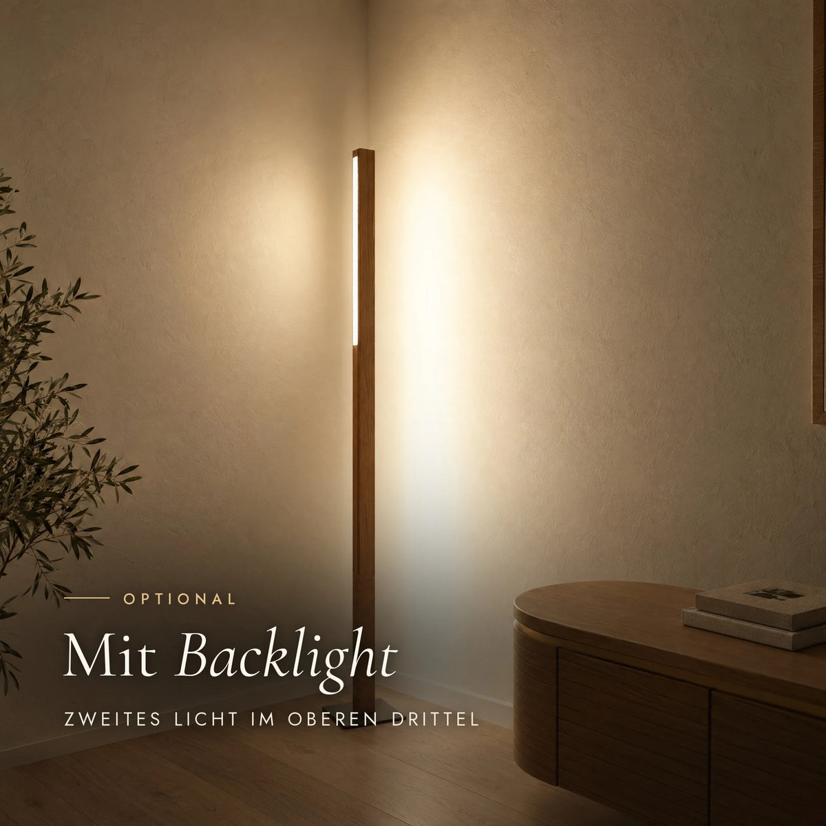 Stehleuchte Faros mit optionalem Backlight im oberen Drittel, Licht an zwei Wänden