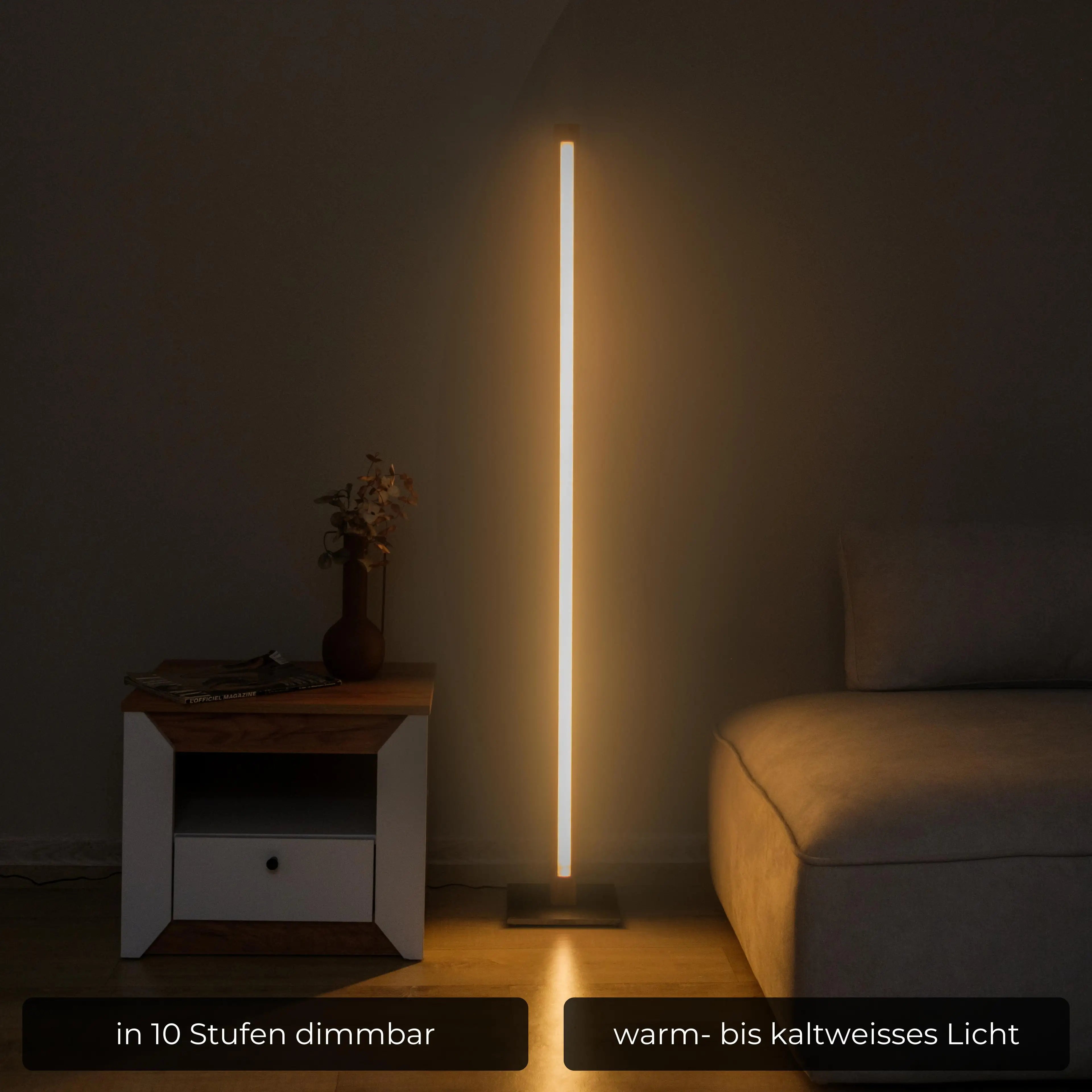 Zeitlose Stehlampe aus Massivholz – handgefertigt und mit LED-Technik ausgestattet.
