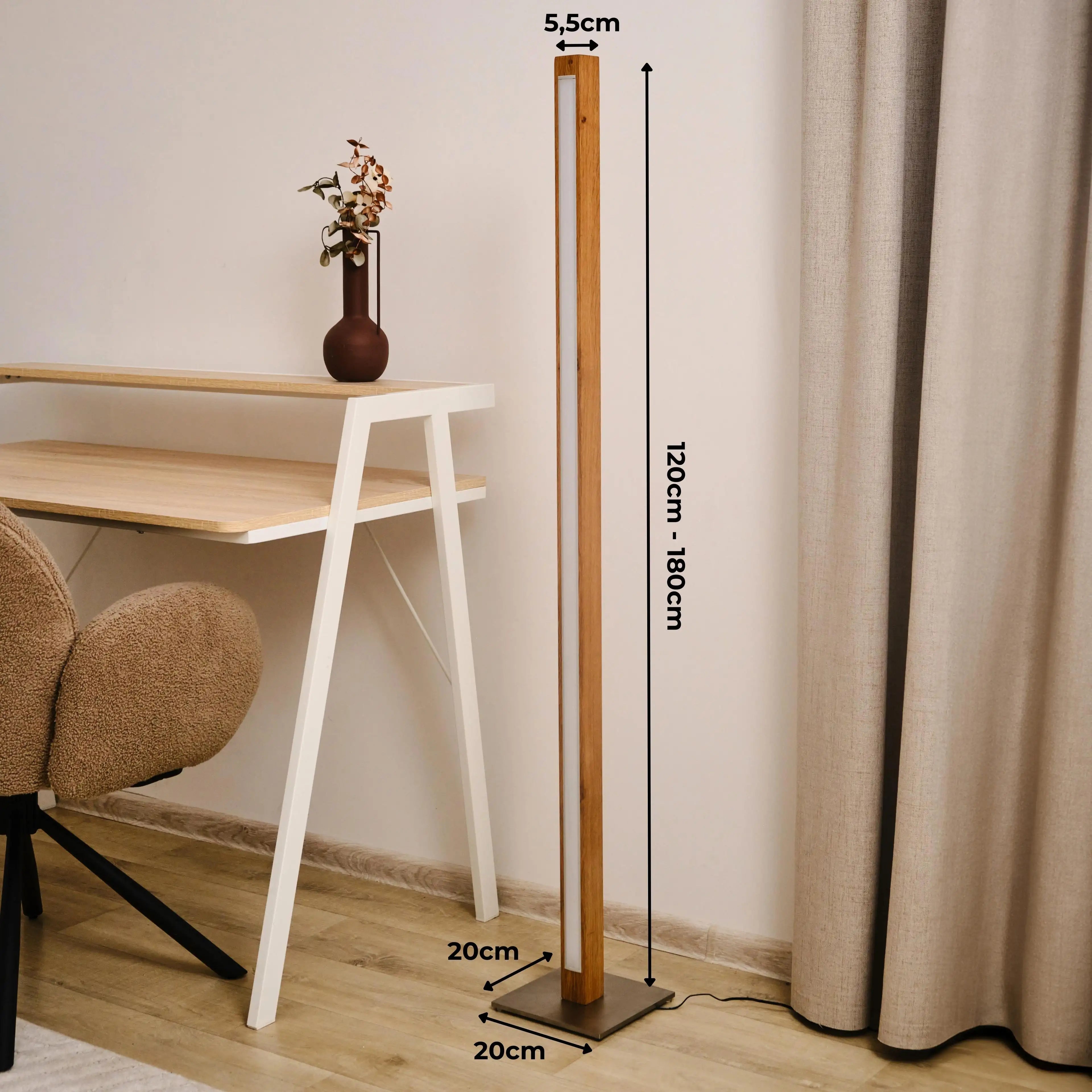 Massivholz-Stehlampe mit rustikalem Touch – perfekt für moderne und klassische Räume.
