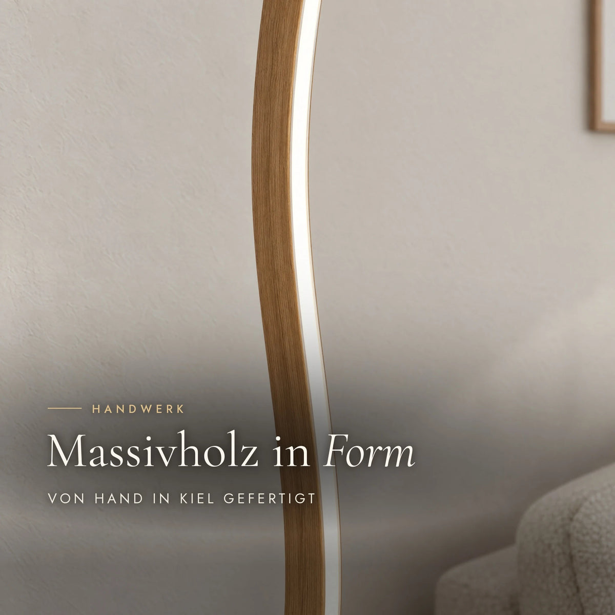 Nivara floor lamp: curved wave shape in solid oak in detail