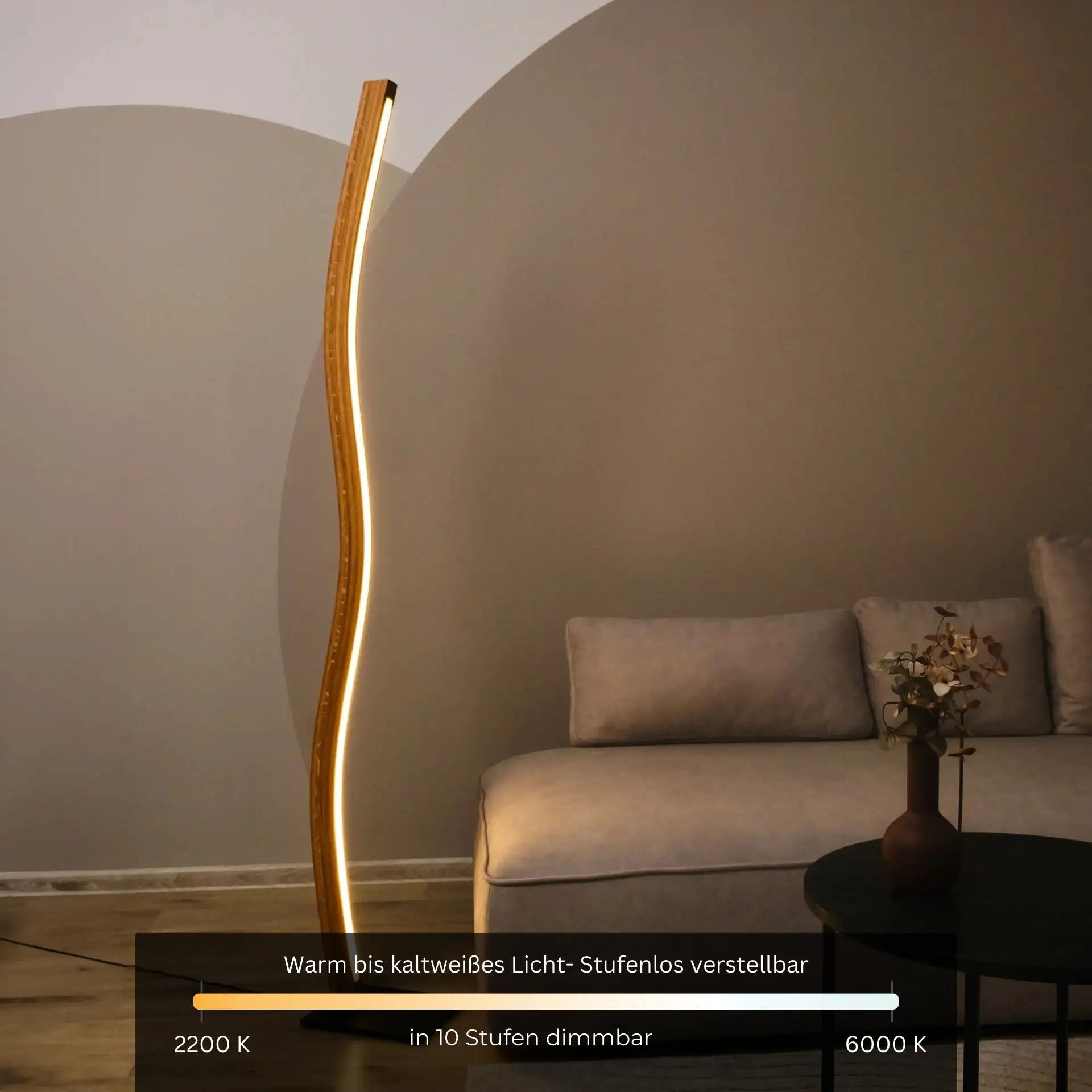 Stehleuchte Nivara, gedimmt und per Smart - Home Funktion steuerbar